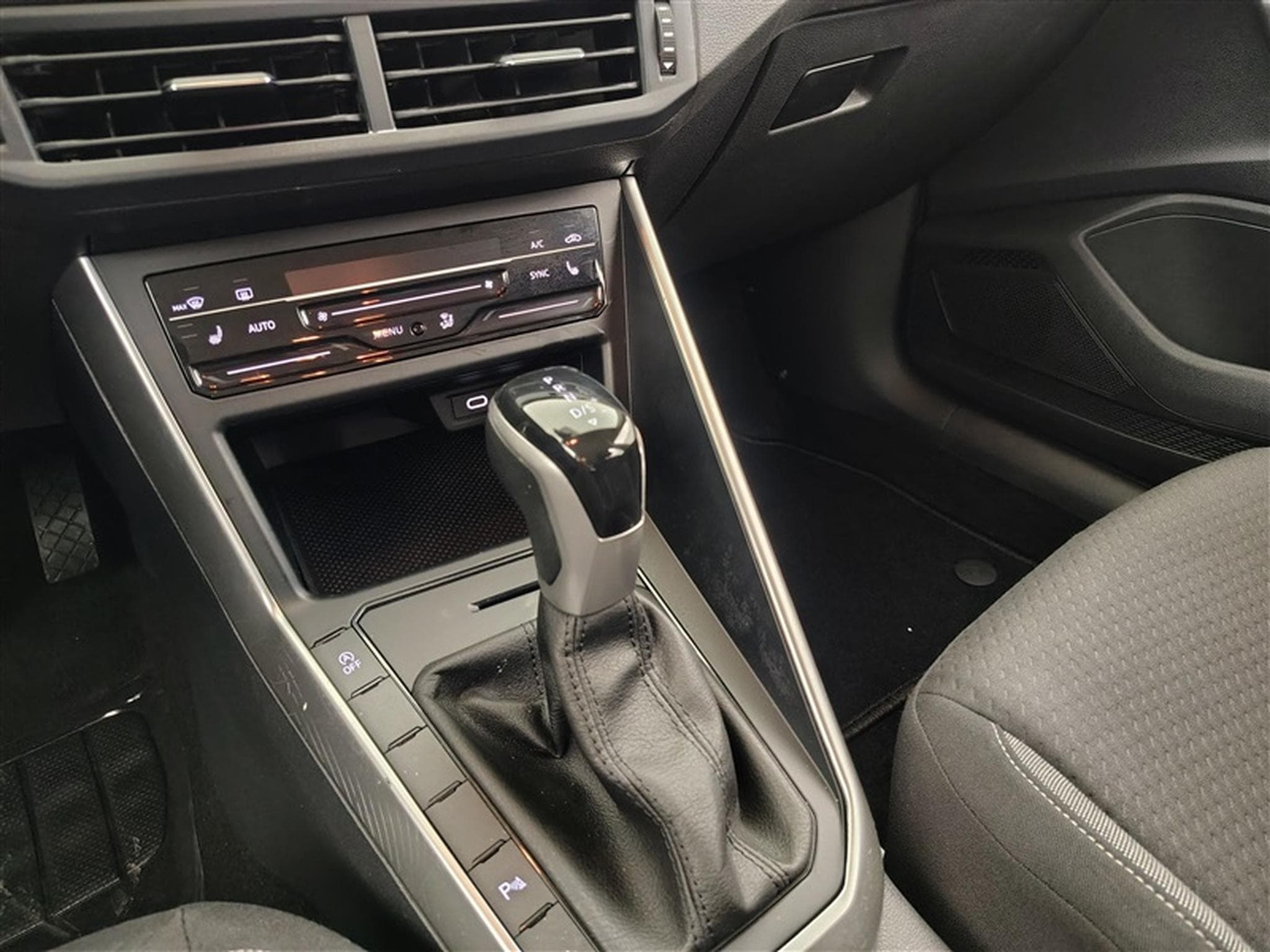 VW Polo 1.0 TSI 95Cv DSG CARPLAY / FULL LED / PDC AV-AR (2024) - Foto 12