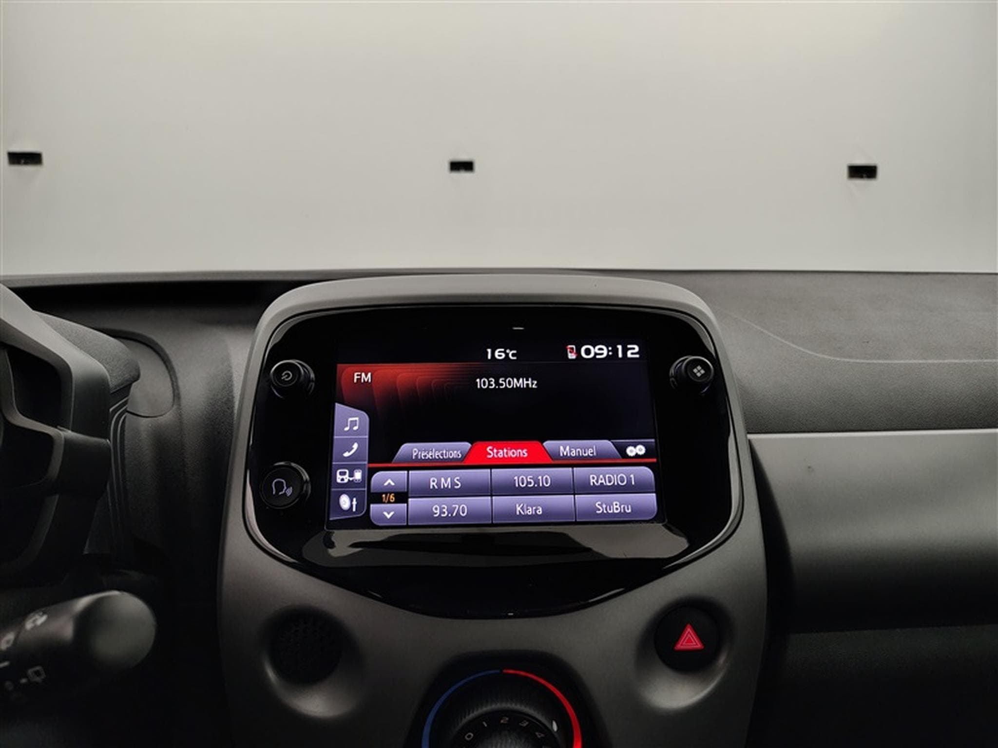 Toyota Aygo 1.0i VVT-i X-Play AUTO (2020) - Foto 11