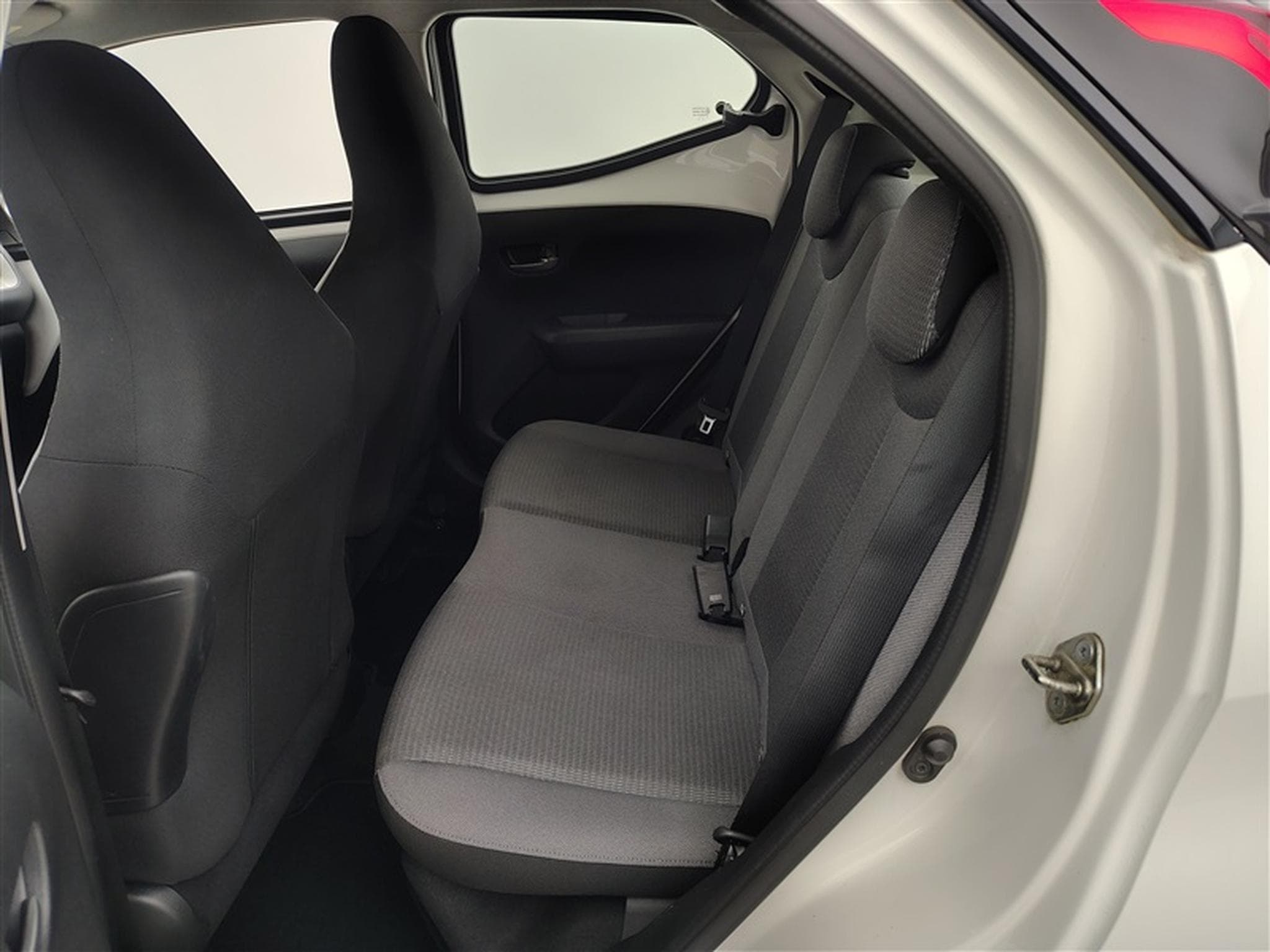 Toyota Aygo 1.0i VVT-i X-Play AUTO (2020) - Foto 13