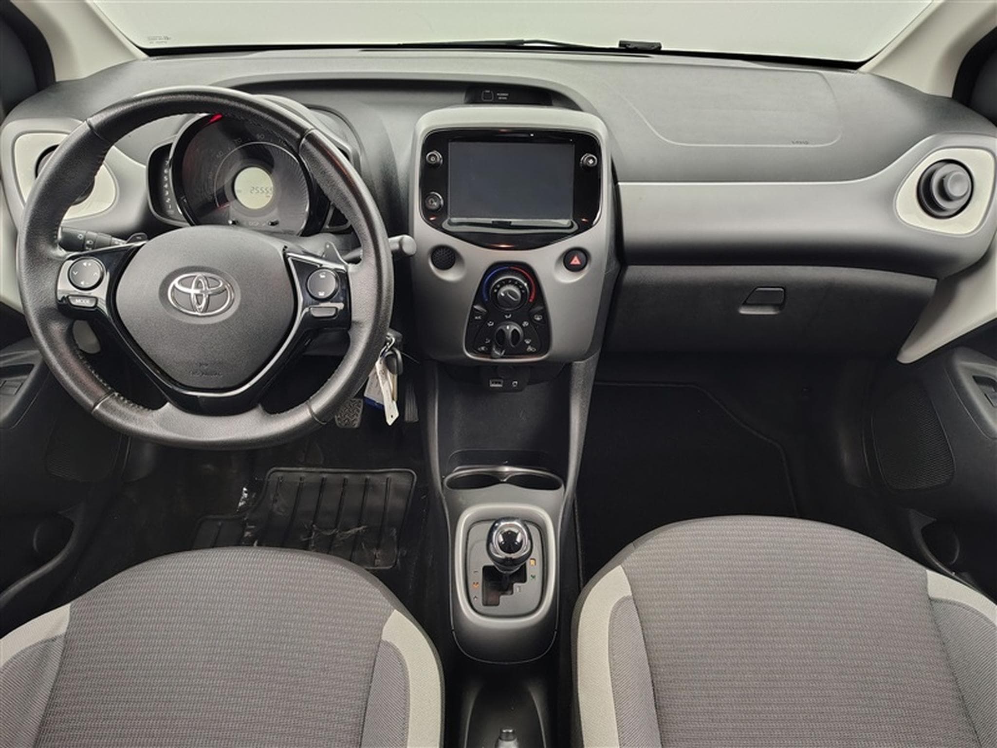 Toyota Aygo 1.0i VVT-i X-Play AUTO (2020) - Foto 8