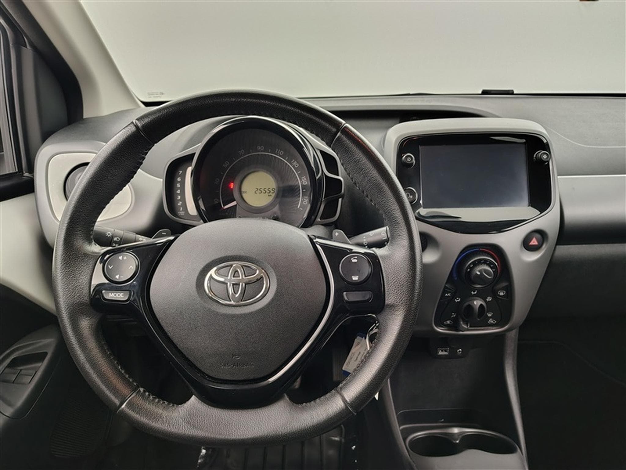 Toyota Aygo 1.0i VVT-i X-Play AUTO (2020) - Foto 9