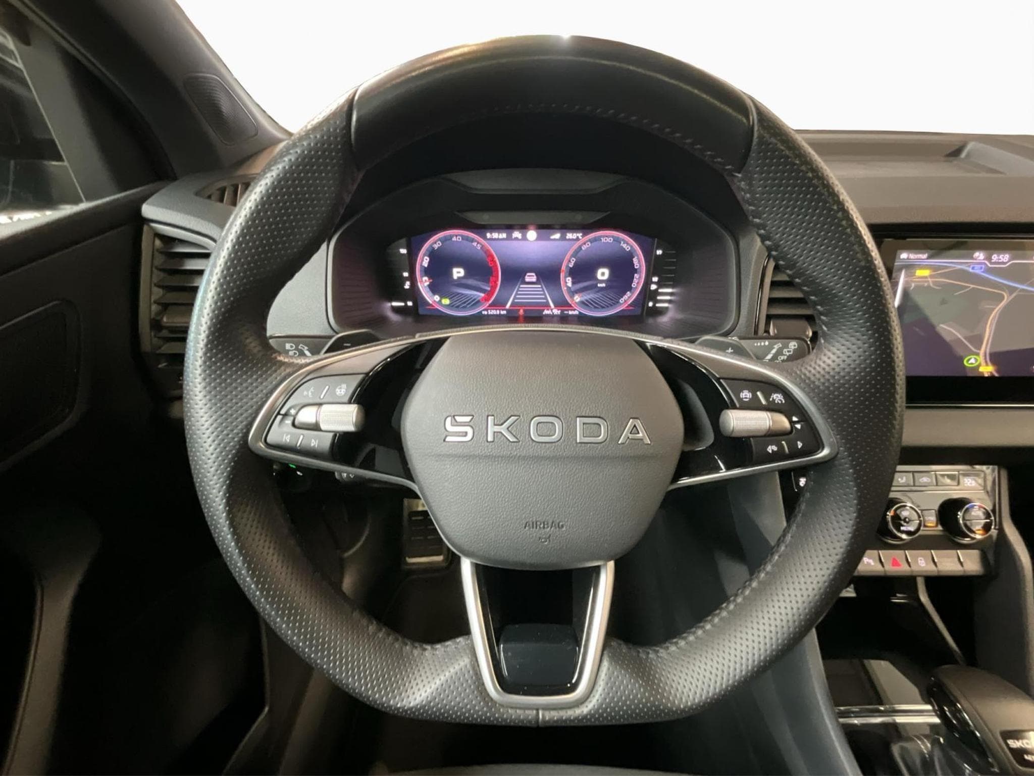Skoda Karoq Sportline+DSG+4x4+Pano+AHK+Stand-H.+P.Travel-Ass. (2025) - Foto 10