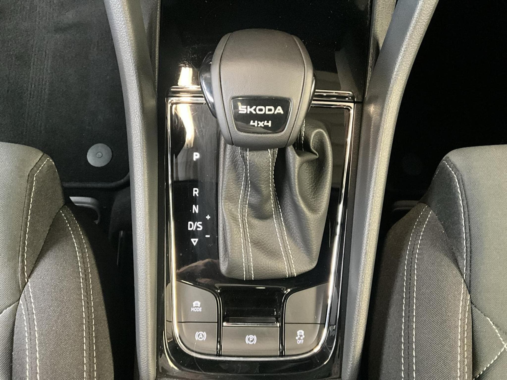 Skoda Karoq Sportline+DSG+4x4+Pano+AHK+Stand-H.+P.Travel-Ass. (2025) - Foto 12