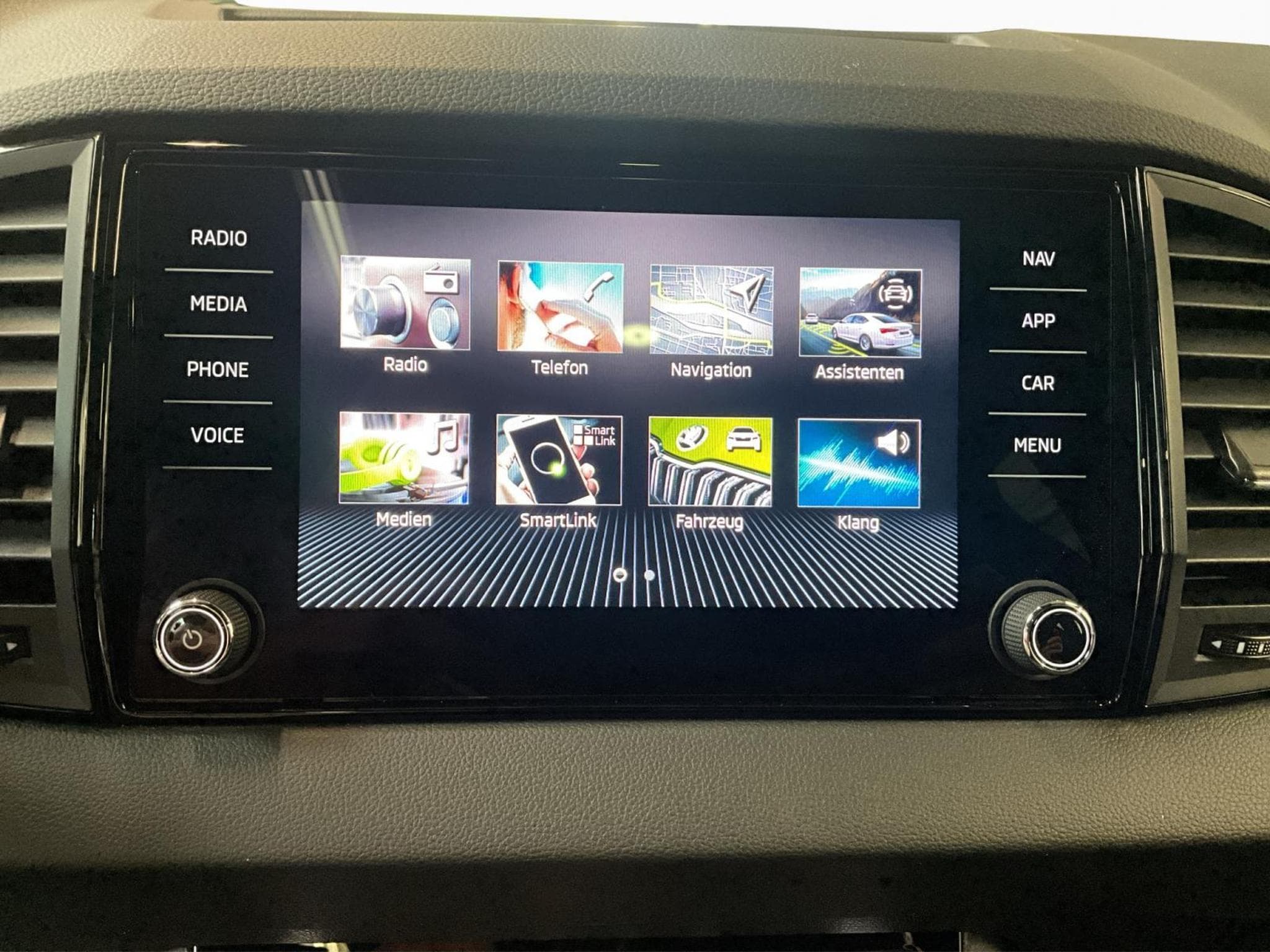 Skoda Karoq Sportline+DSG+4x4+Pano+AHK+Stand-H.+P.Travel-Ass. (2025) - Foto 13