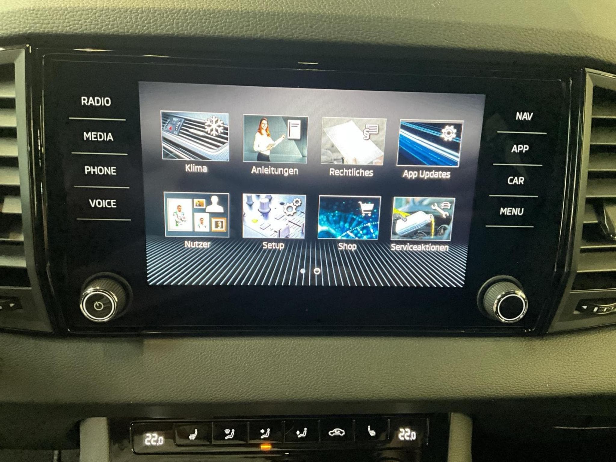 Skoda Karoq Sportline+DSG+4x4+Pano+AHK+Stand-H.+P.Travel-Ass. (2025) - Foto 21