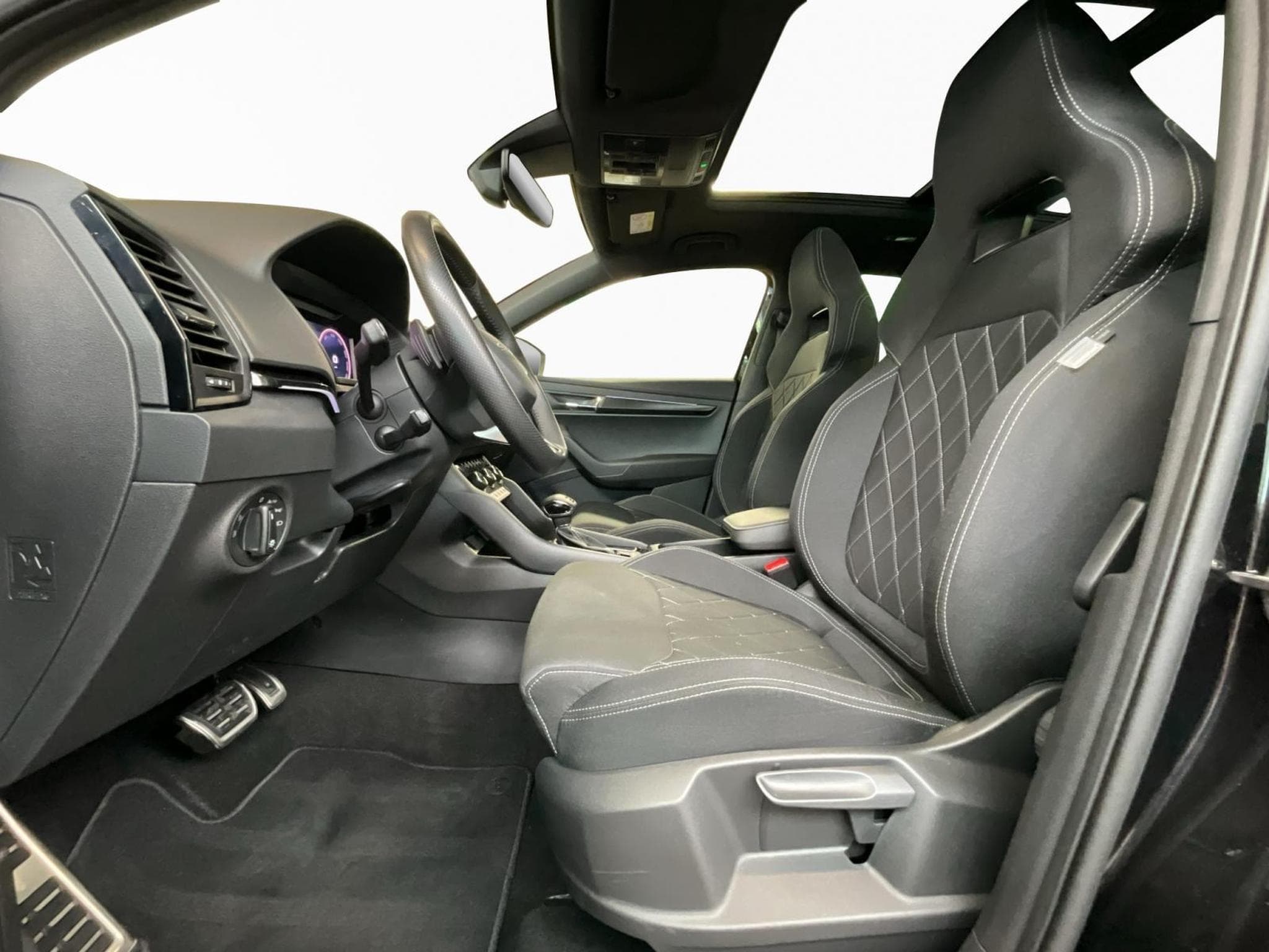 Skoda Karoq Sportline+DSG+4x4+Pano+AHK+Stand-H.+P.Travel-Ass. (2025) - Foto 9