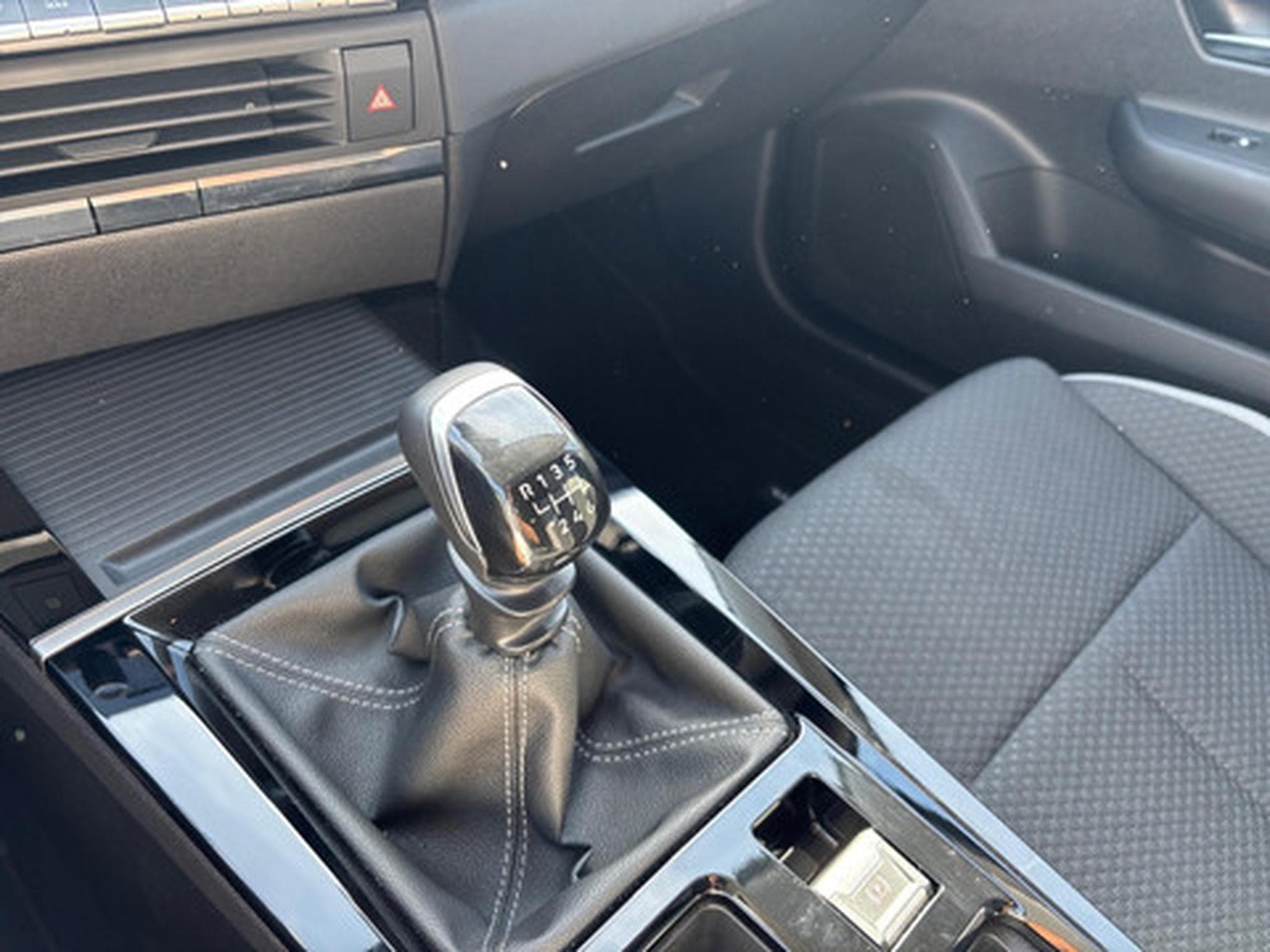 Opel Astra 1.2 L L Edition (2024) - Foto 10
