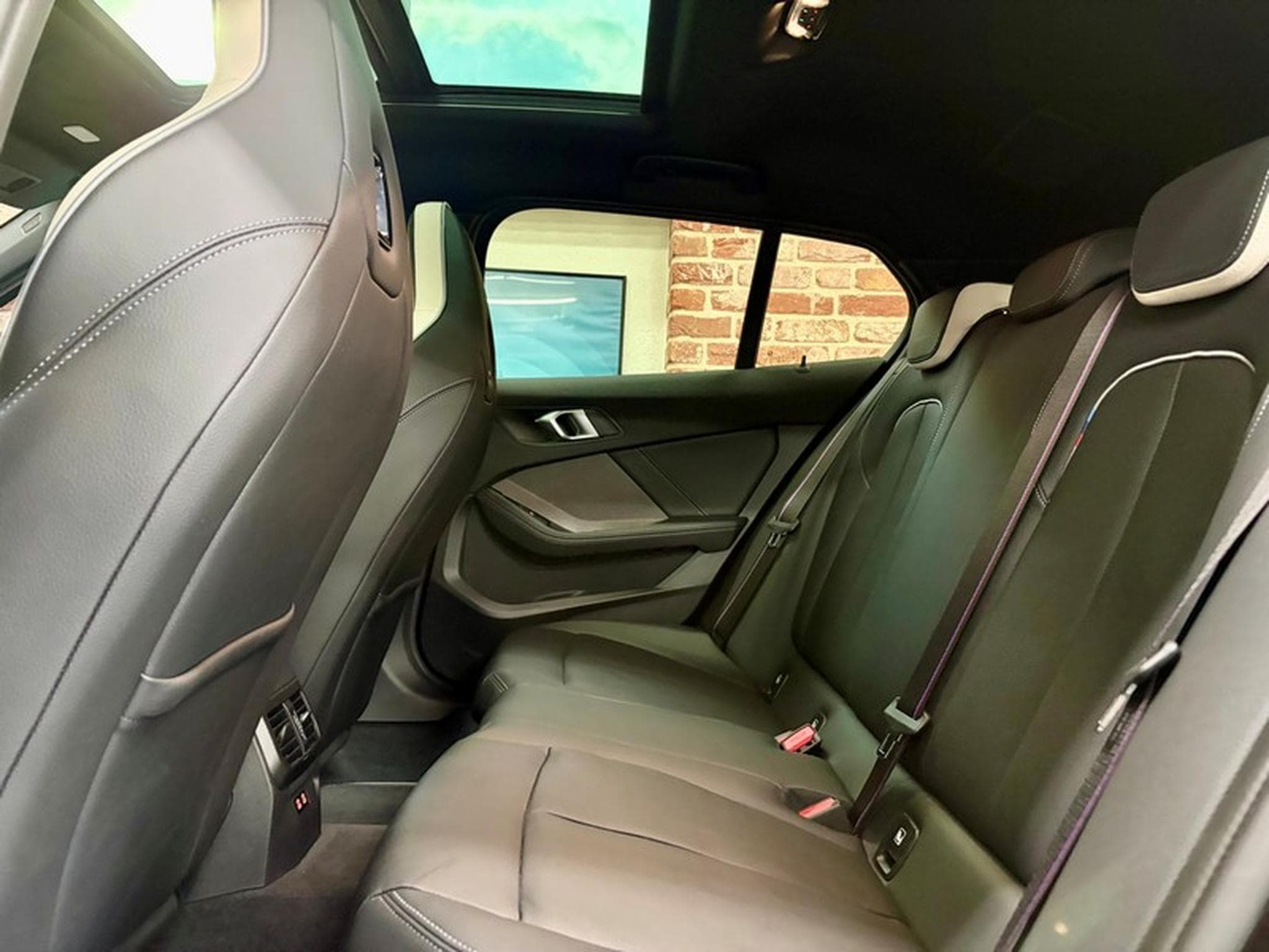 BMW 120 120dA 2.0 190cv Auto M-EDITION (2024) - Foto 6