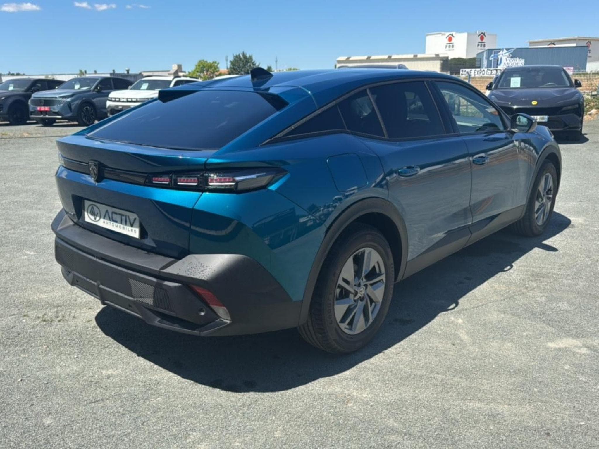 Peugeot 408 HYBRID 145 ALLURE E-DCS6 (2025) - Photo 5