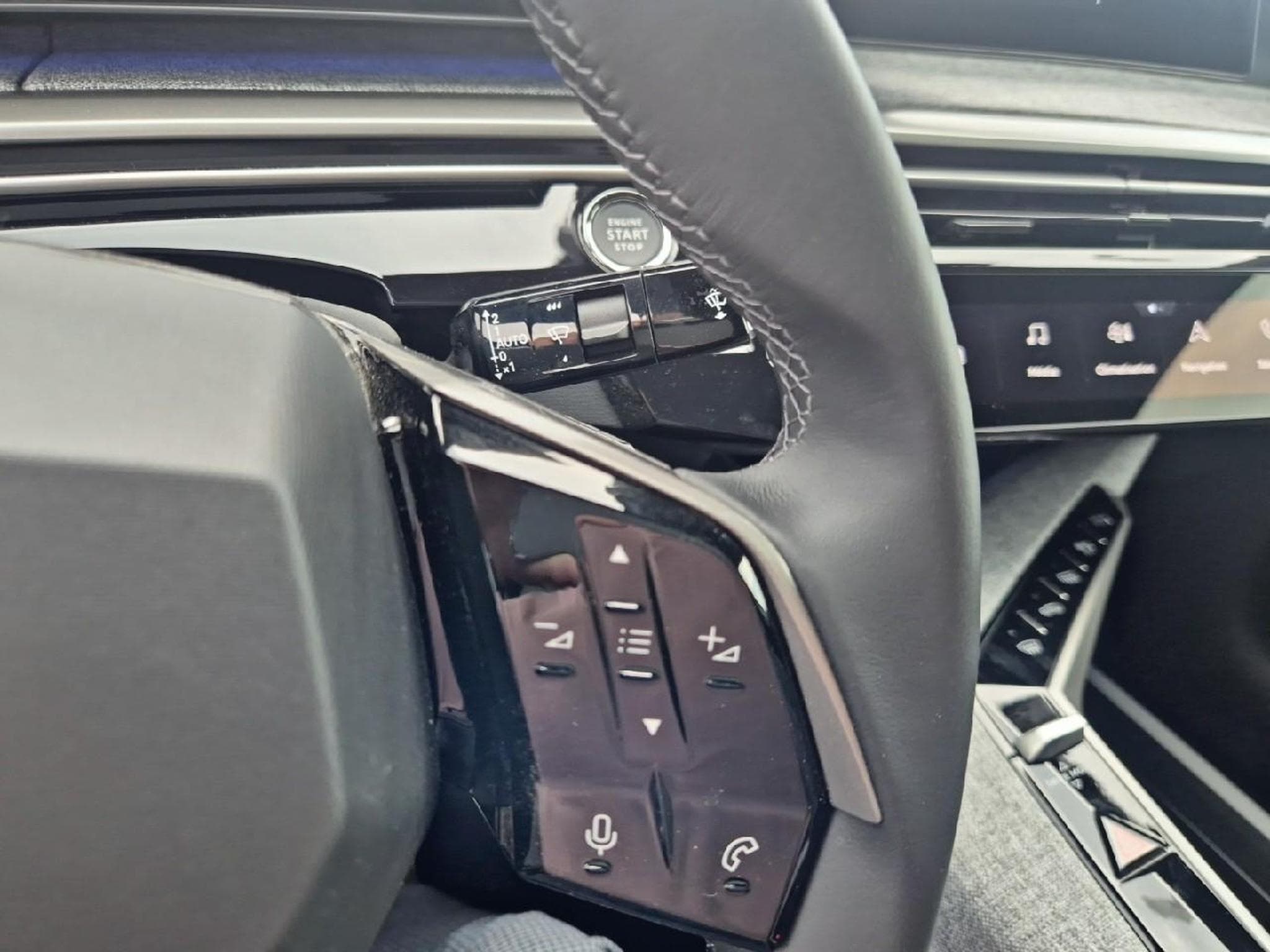Peugeot 3008 1.2 HYBRID 145 ALLURE BUSINESS E-DCS6 (2025) - Photo 16