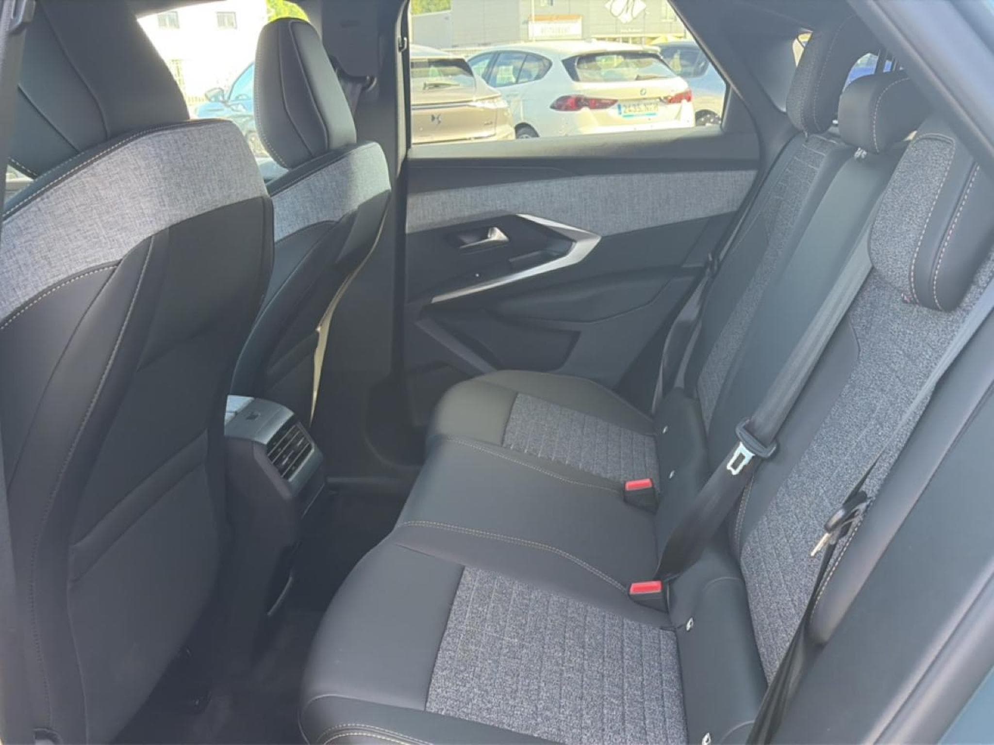 Peugeot 3008 1.2 HYBRID 145 ALLURE E-DCS6 (2025) - Foto 12