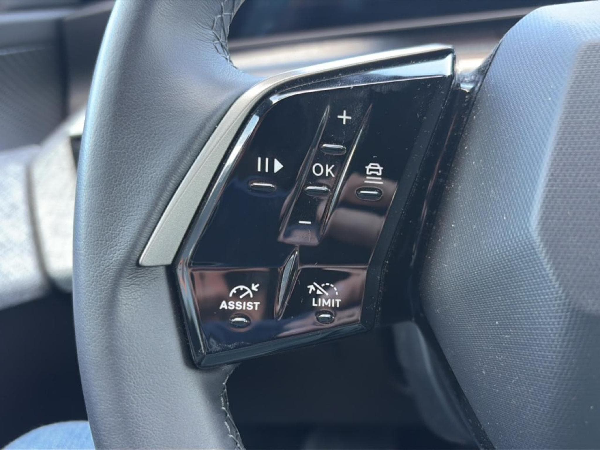 Peugeot 3008 1.2 HYBRID 145 ALLURE E-DCS6 (2025) - Foto 17