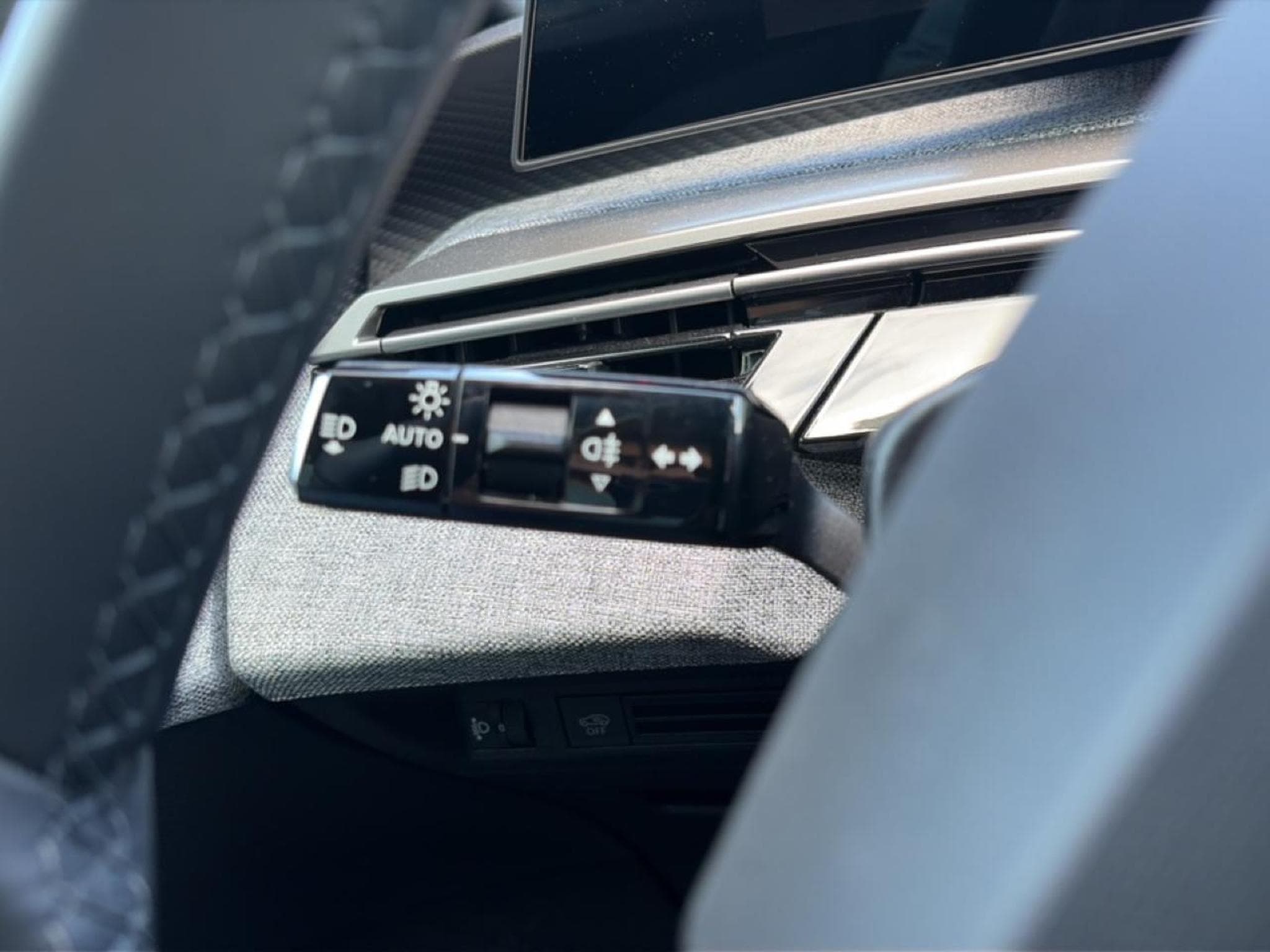 Peugeot 3008 1.2 HYBRID 145 ALLURE E-DCS6 (2025) - Foto 19