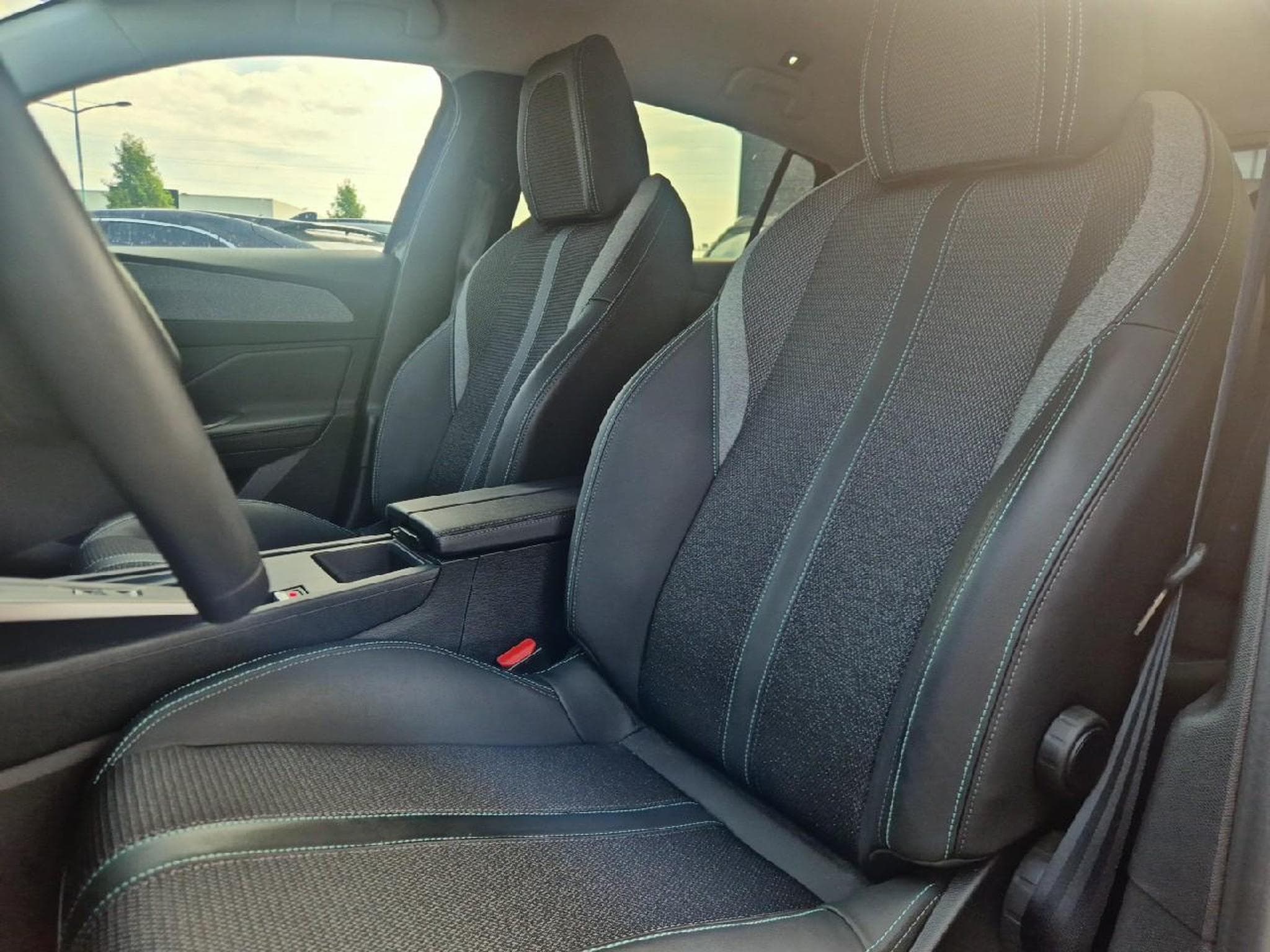 Peugeot 308 1.5 BLUEHDI 130 ALLURE EAT8 (2025) - Photo 10