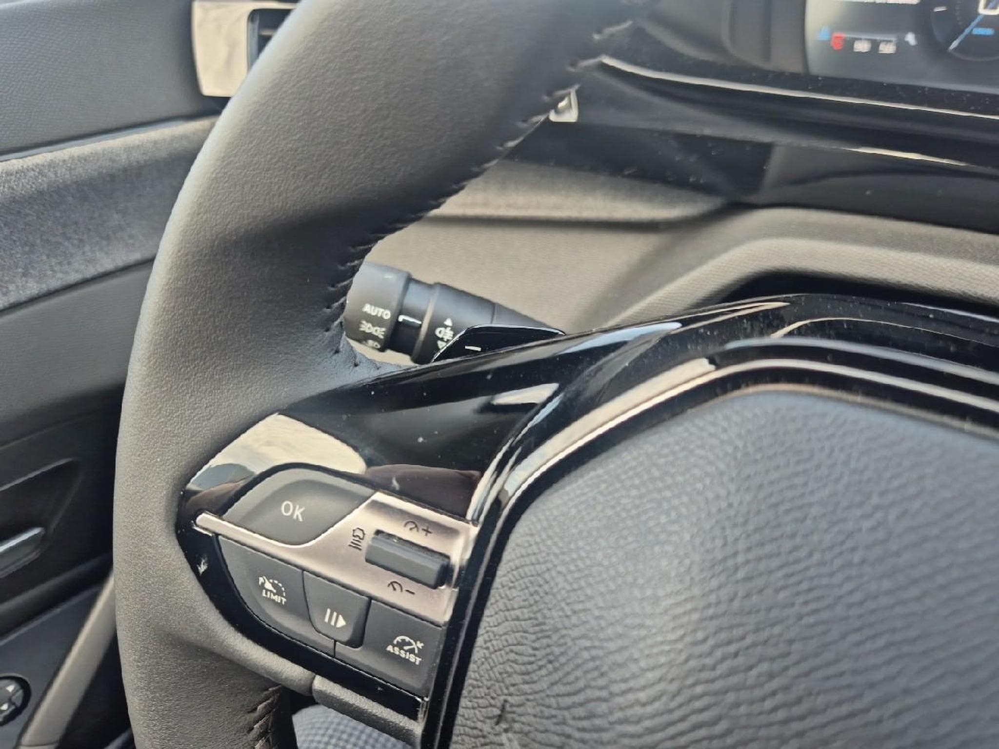 Peugeot 308 1.5 BLUEHDI 130 ALLURE EAT8 (2025) - Photo 15