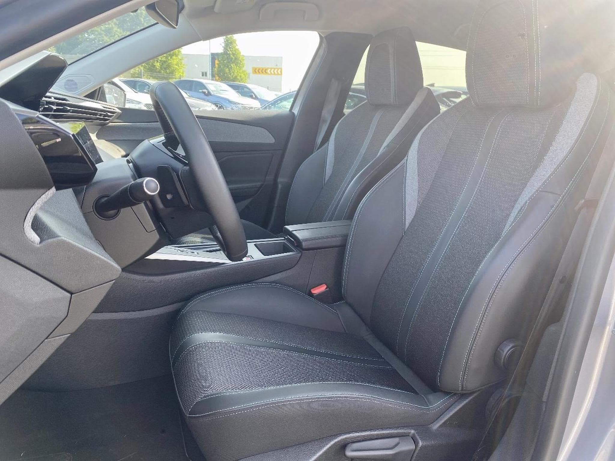 Peugeot 308 1.5 BLUEHDI 130 ALLURE EAT8 (2025) - Photo 10