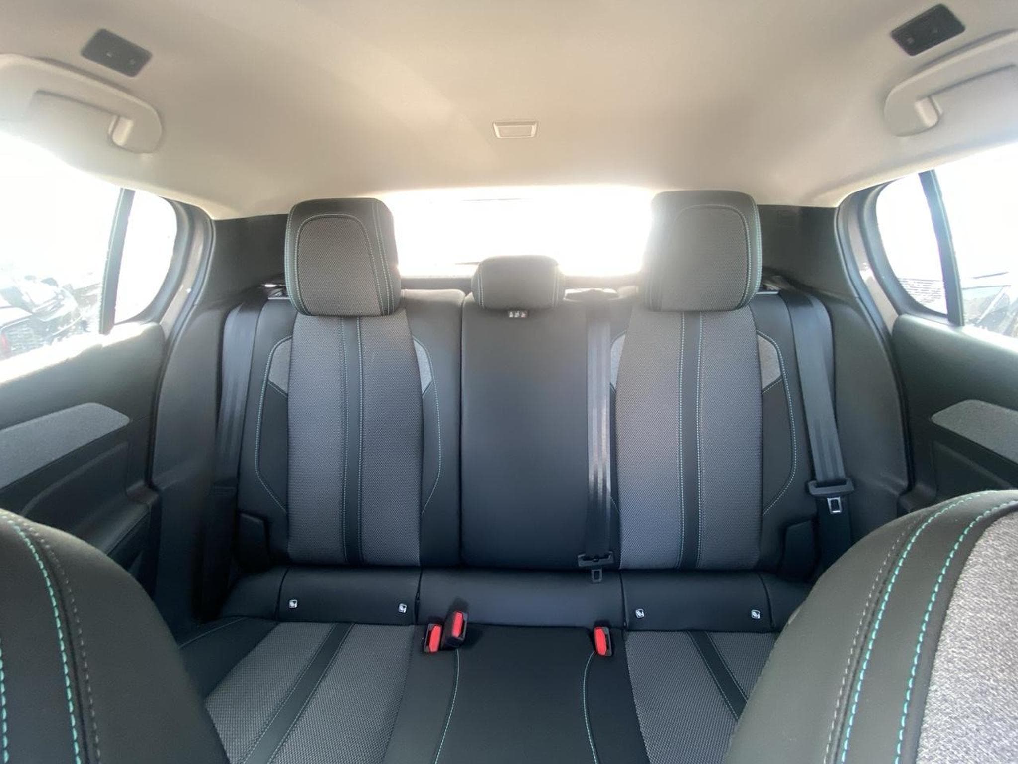 Peugeot 308 1.5 BLUEHDI 130 ALLURE EAT8 (2025) - Photo 14