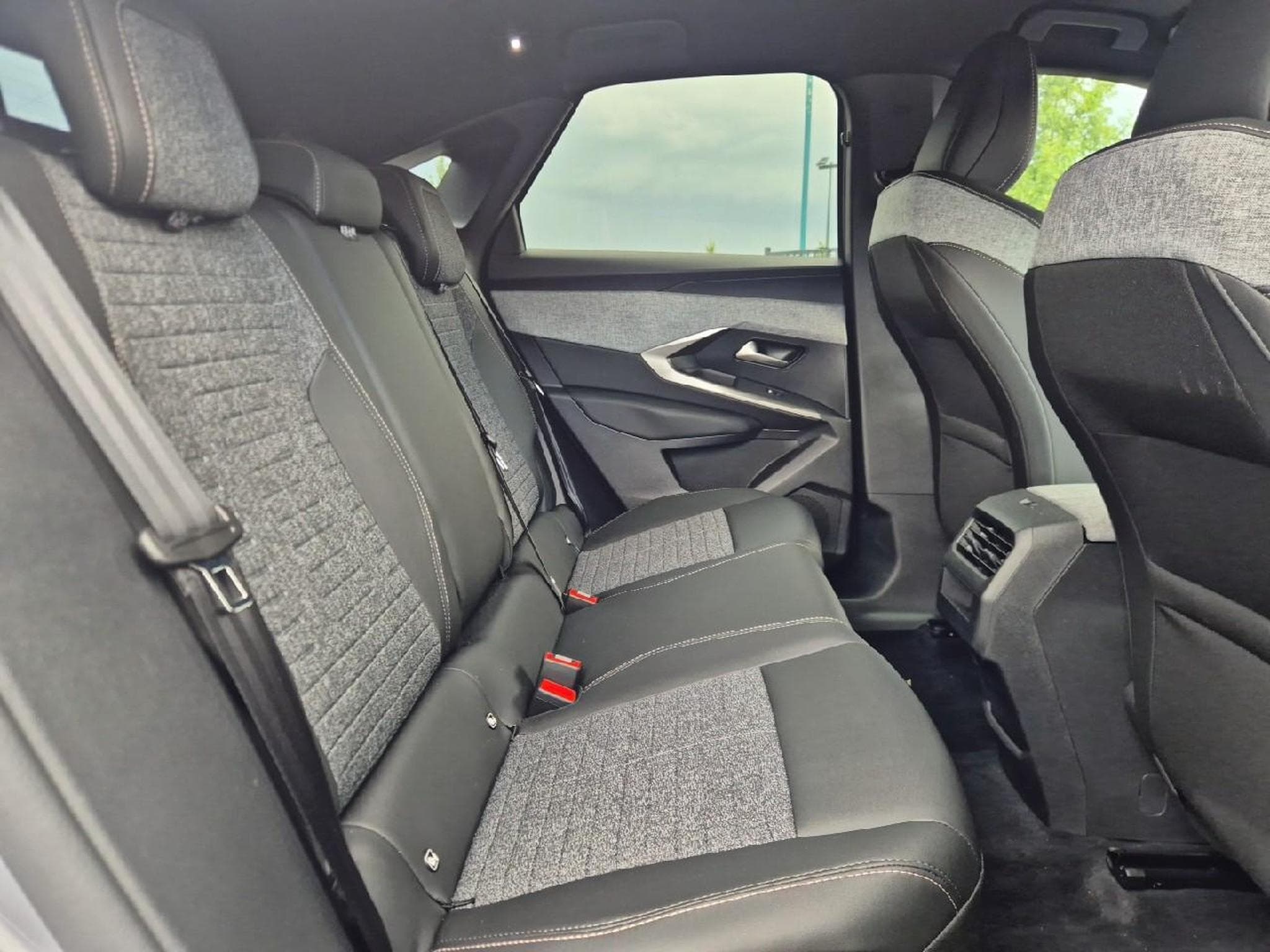 Peugeot 3008 1.2 HYBRID 145 ALLURE BUSINESS E-DCS6 (2025) - Photo 12