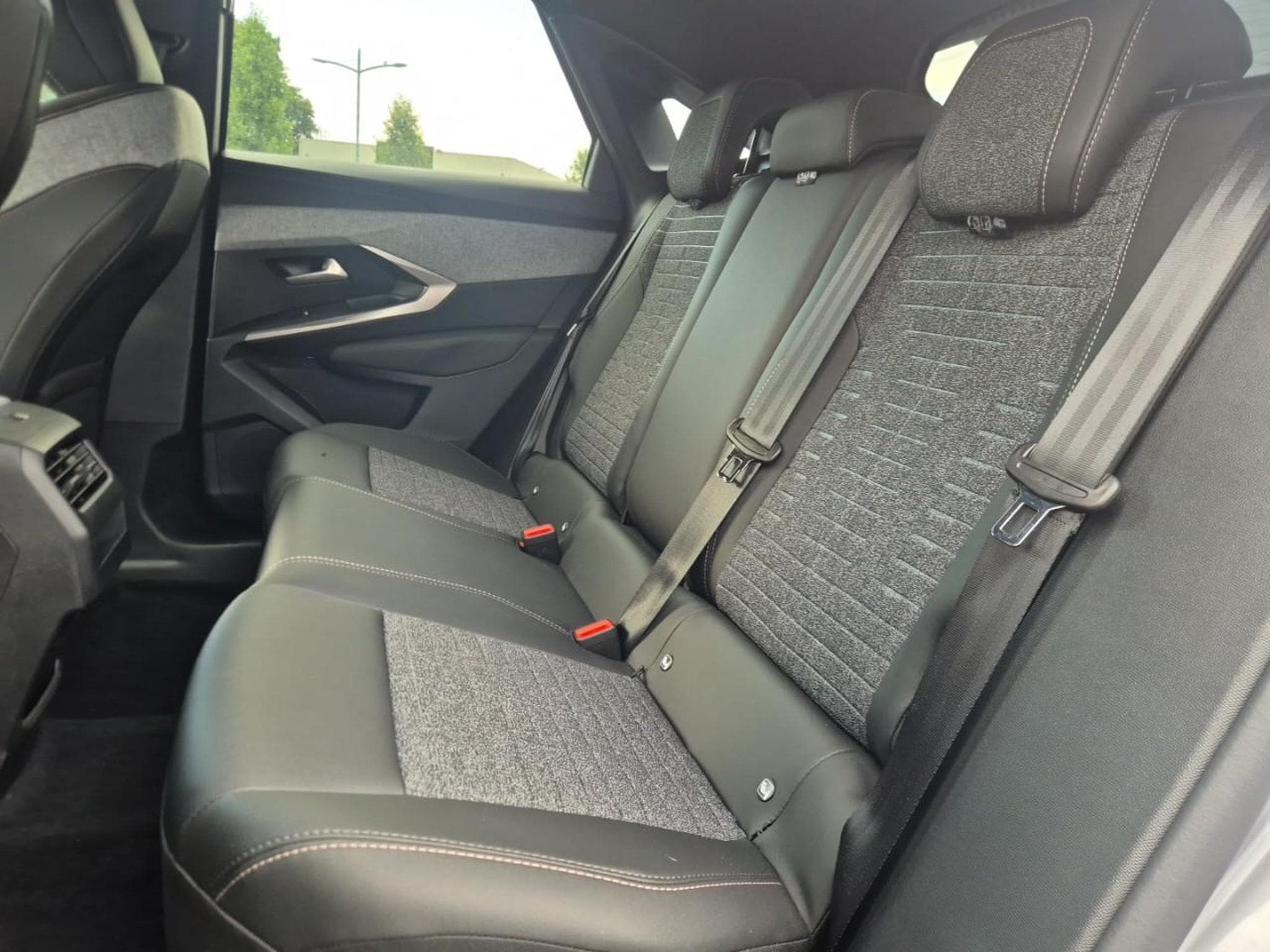 Peugeot 3008 1.2 HYBRID 145 ALLURE BUSINESS E-DCS6 (2025) - Photo 13