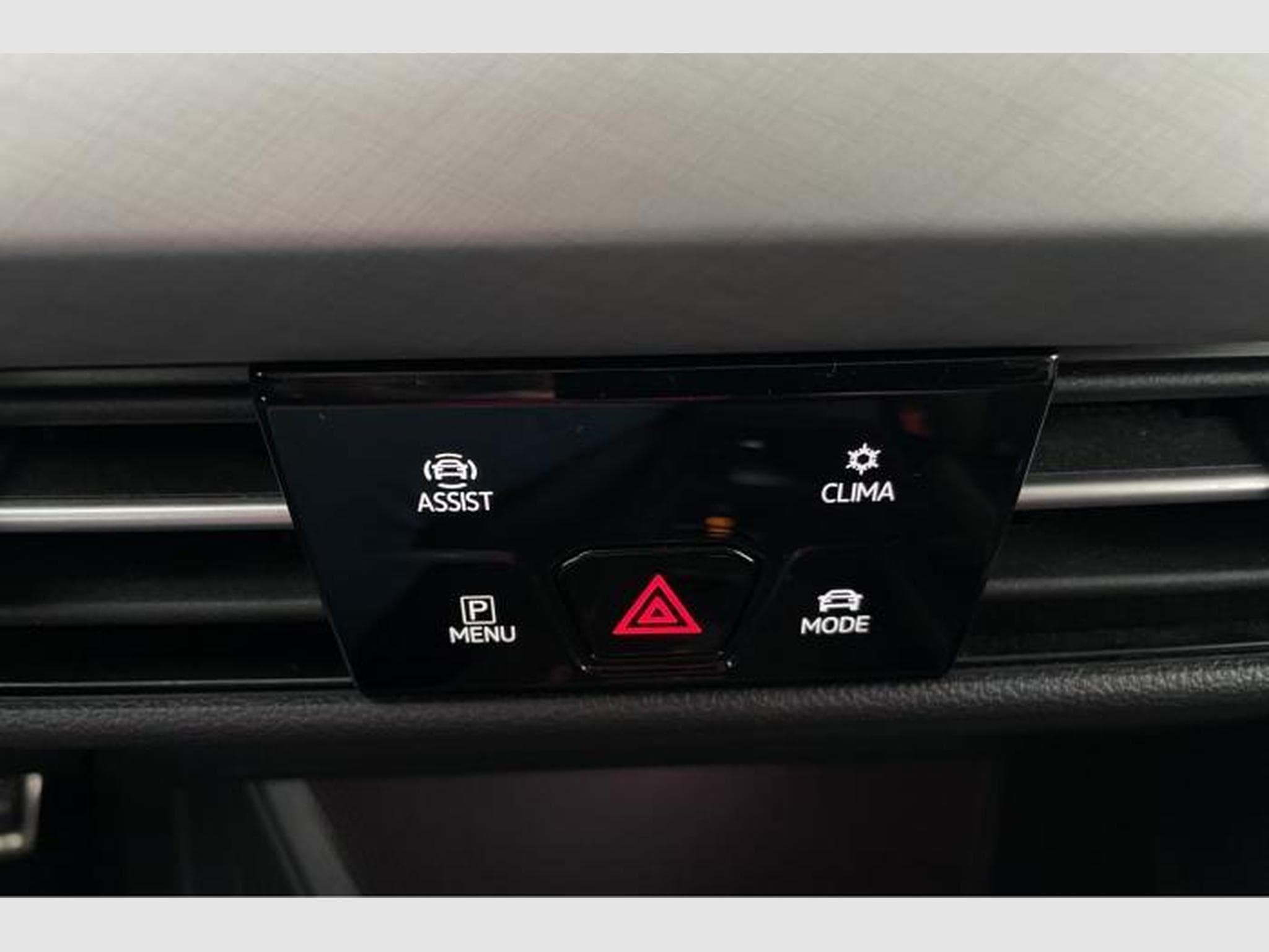 VW Golf Variant Alltrack (2022) - Photo 25