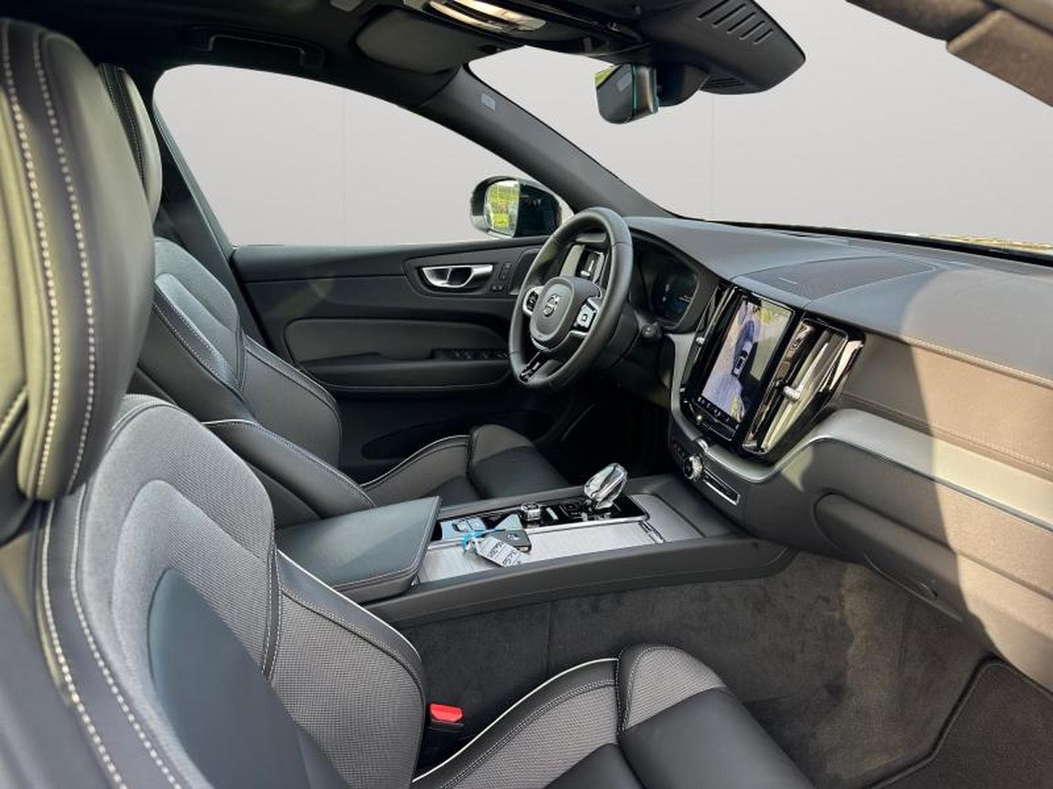 Volvo XC60 B5 Ultra Black Edition / Essence (2025) - Photo 15
