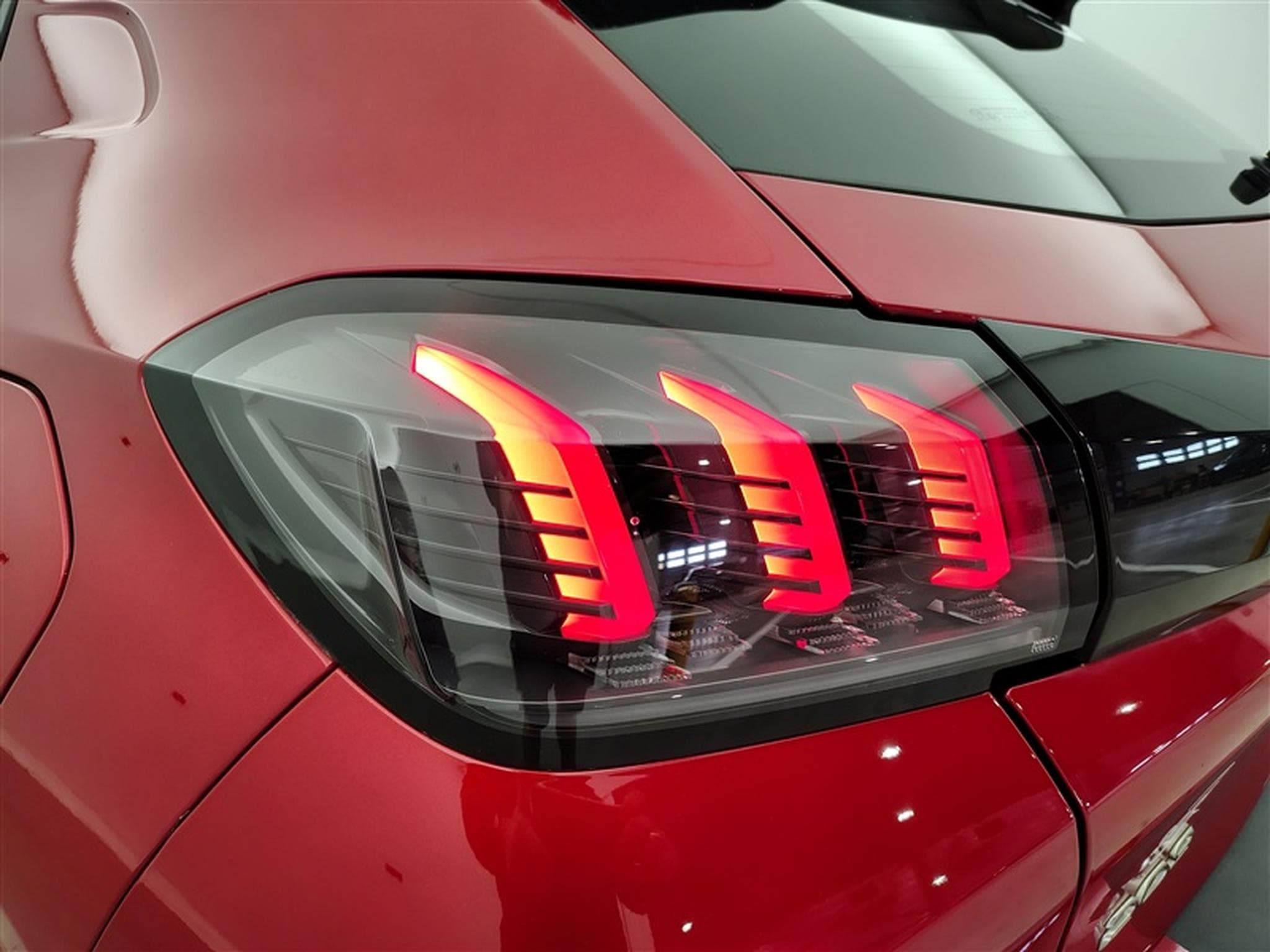 Peugeot 208 1.2 PureTech Allure Auto CarPlay / Caméra / JA 16' (2020) - Photo 16