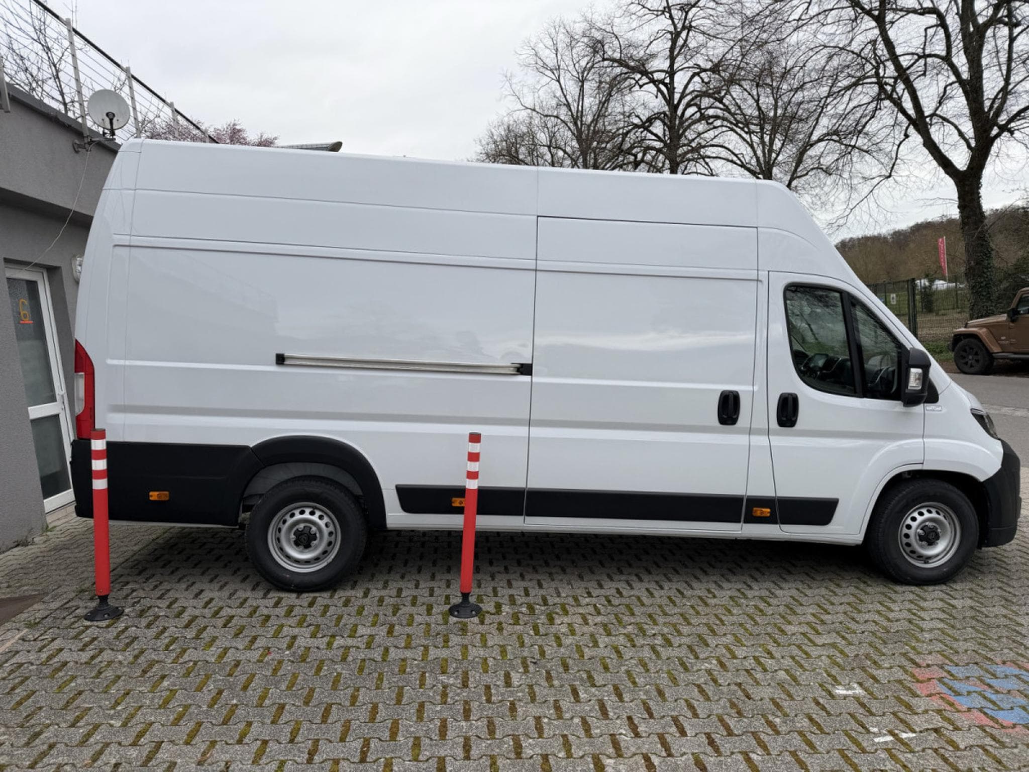 Peugeot Boxer 2.2 BlueHDI EAT8 190 L4H3 335 (2026) - Foto 4