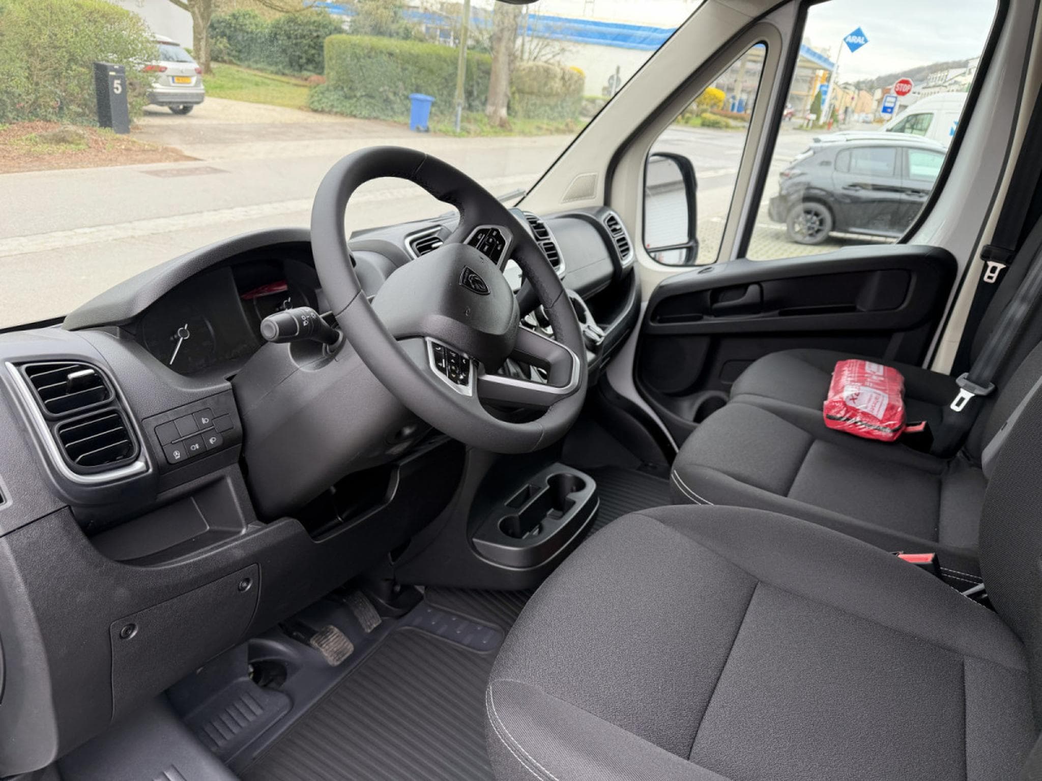 Peugeot Boxer 2.2 BlueHDI EAT8 190 L4H3 335 (2026) - Foto 8