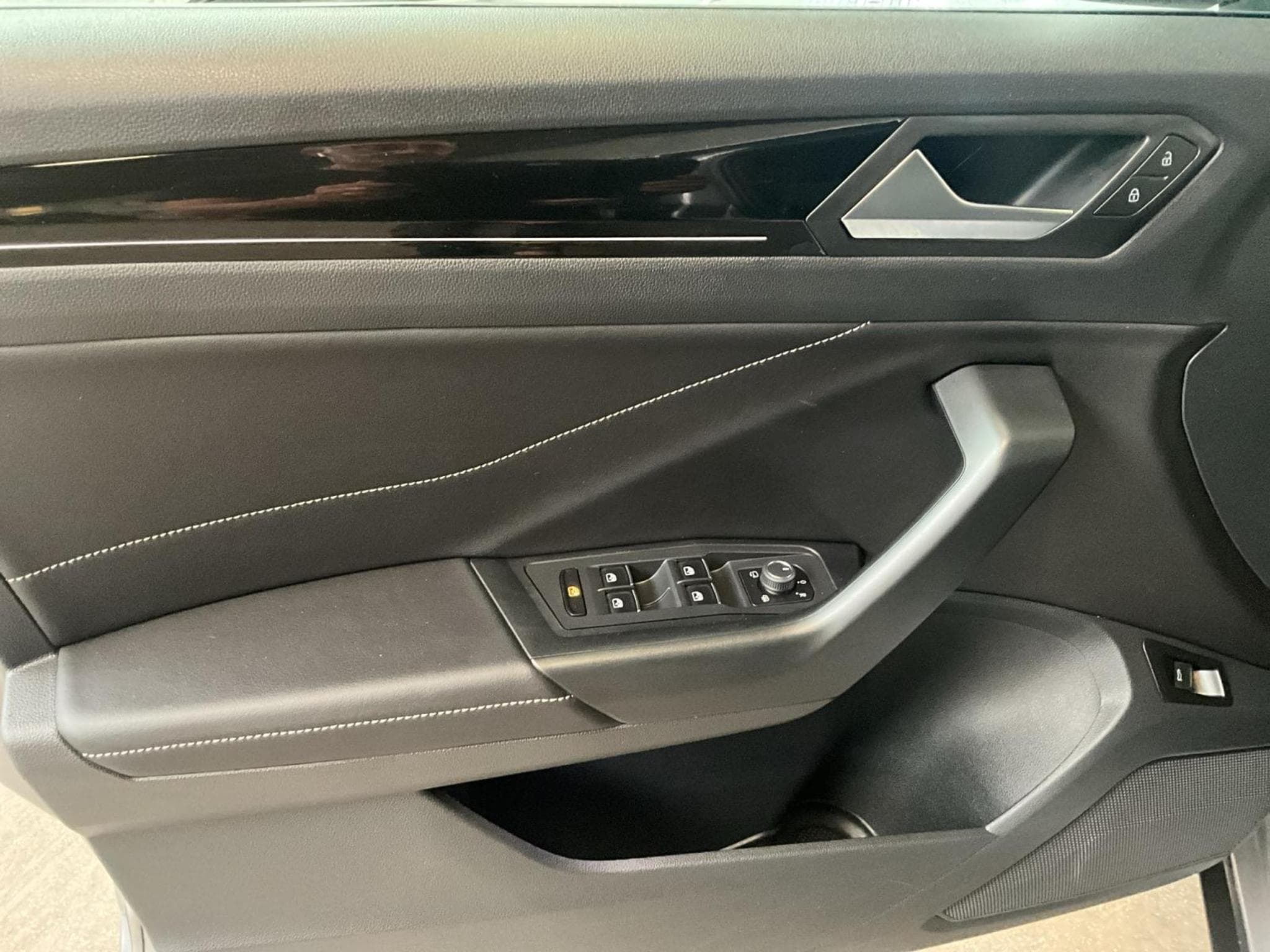 VW T-Roc R-Line+DSG+P.Travel+IQ-Drive+LED+AHK (2022) - Foto 14