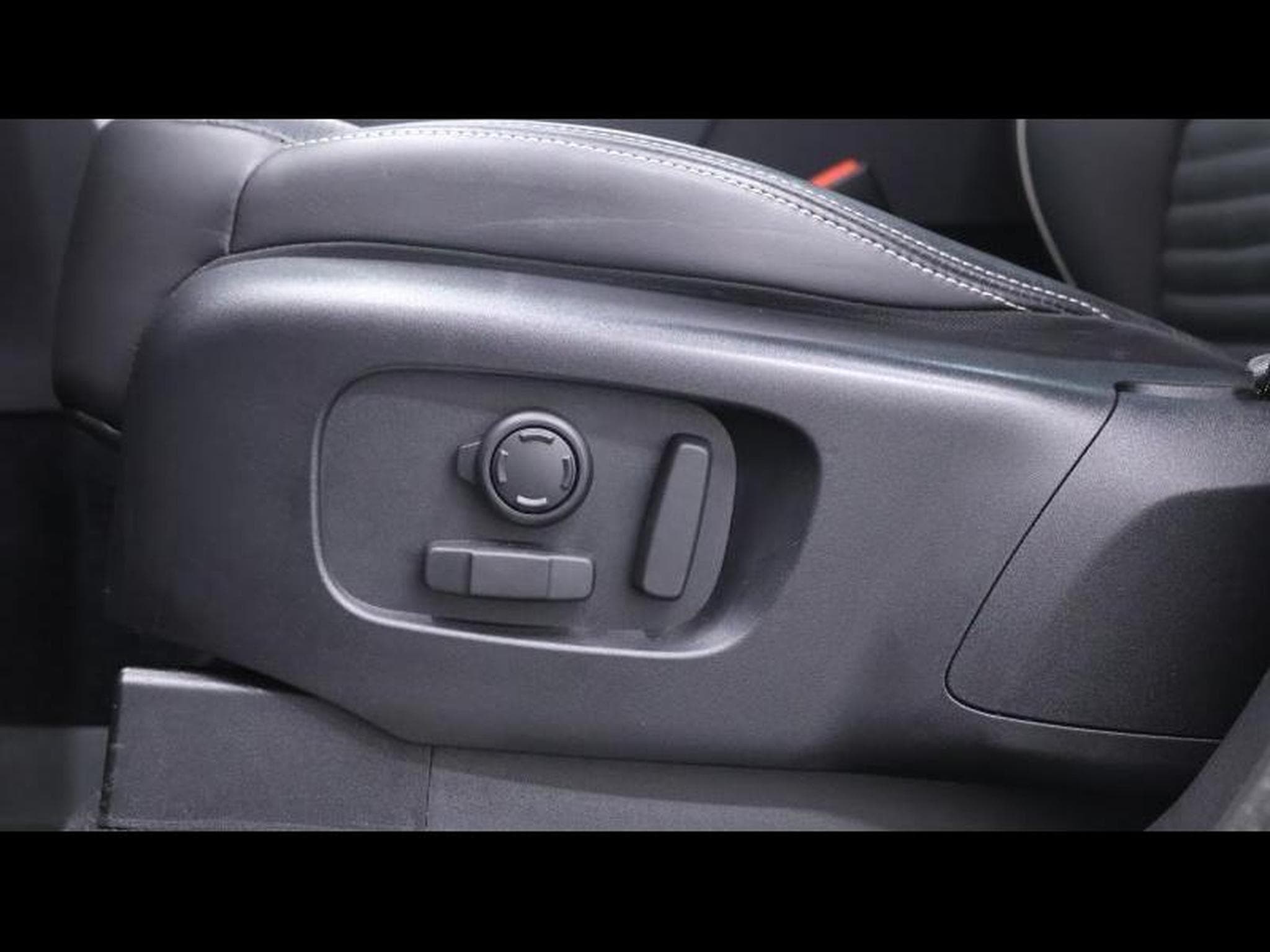 Land-Rover Discovery D300 Landmark 7Places (2023) - Photo 31