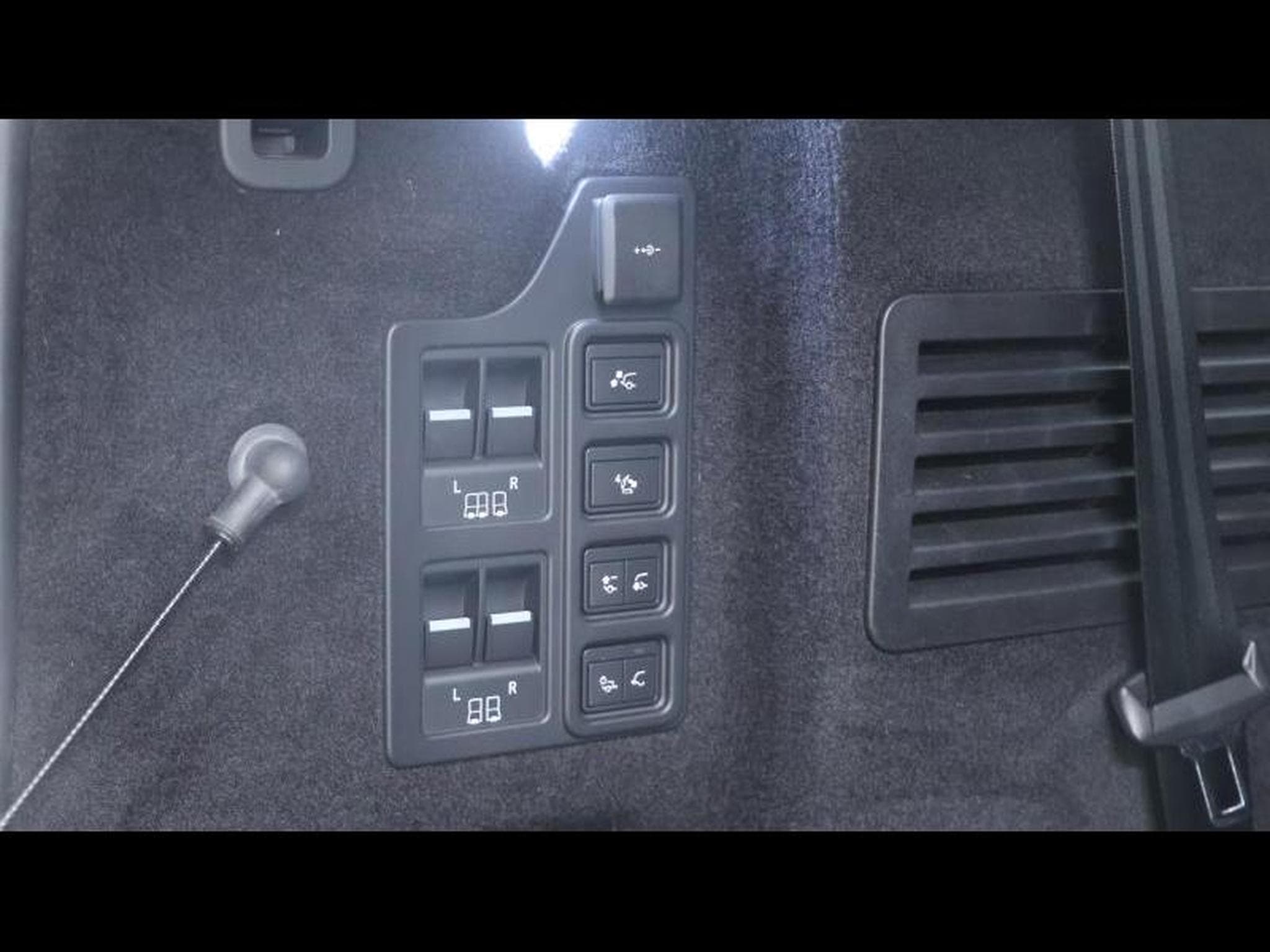 Land-Rover Discovery D300 Landmark 7Places (2023) - Photo 37