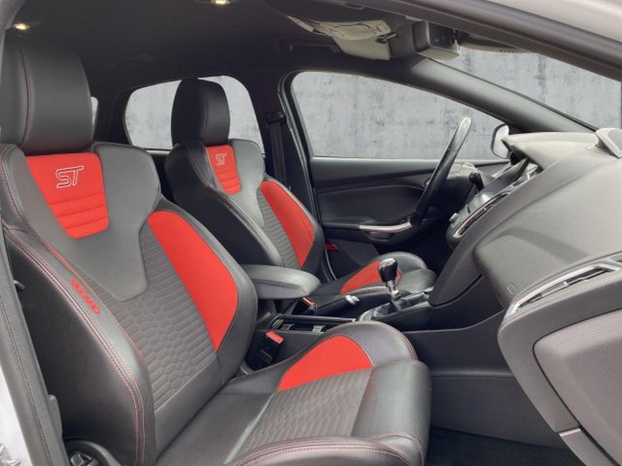 Ford Focus Focus ST 2.0 NAVI Bi-Xenon Recaro Tempomat 19 Z (2017) - Photo 13