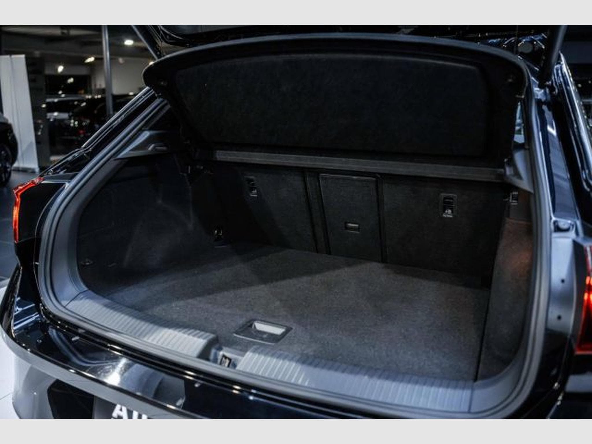 VW T-Roc T-Roc R 2.0 TSI DSG 4Motion LED RFK CarPlay Spur (2022) - Photo 15