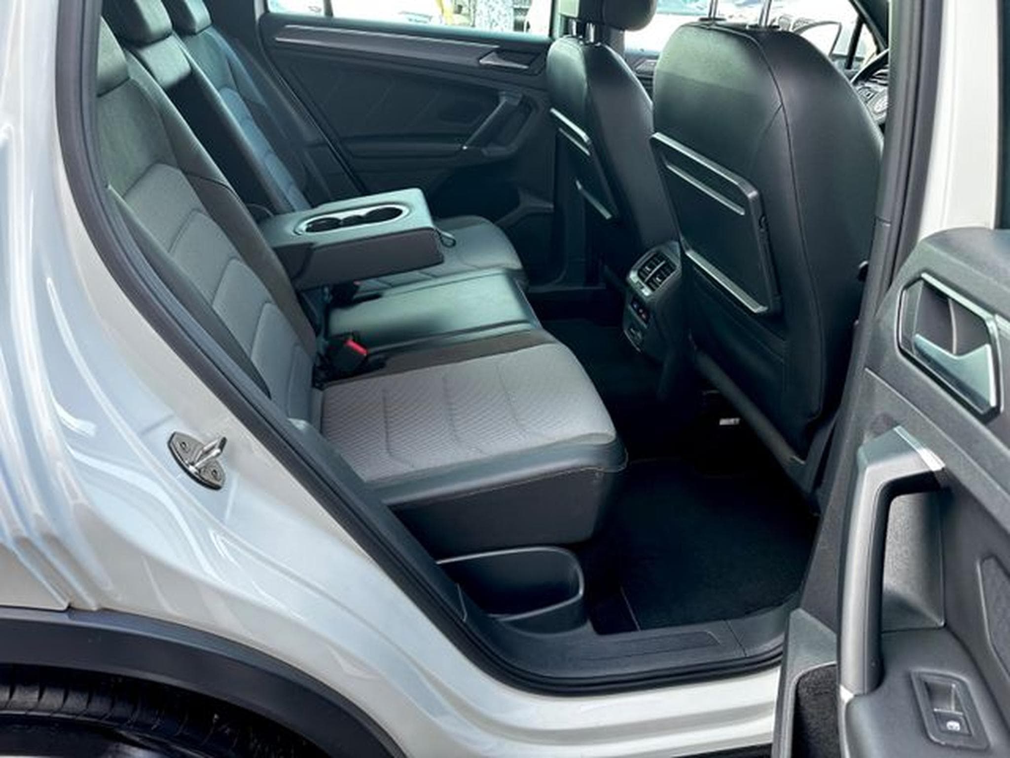VW Tiguan Tiguan R line 2.0 TSI DSG 4Motion /LED/ACC/AHK/ (2018) - Photo 16