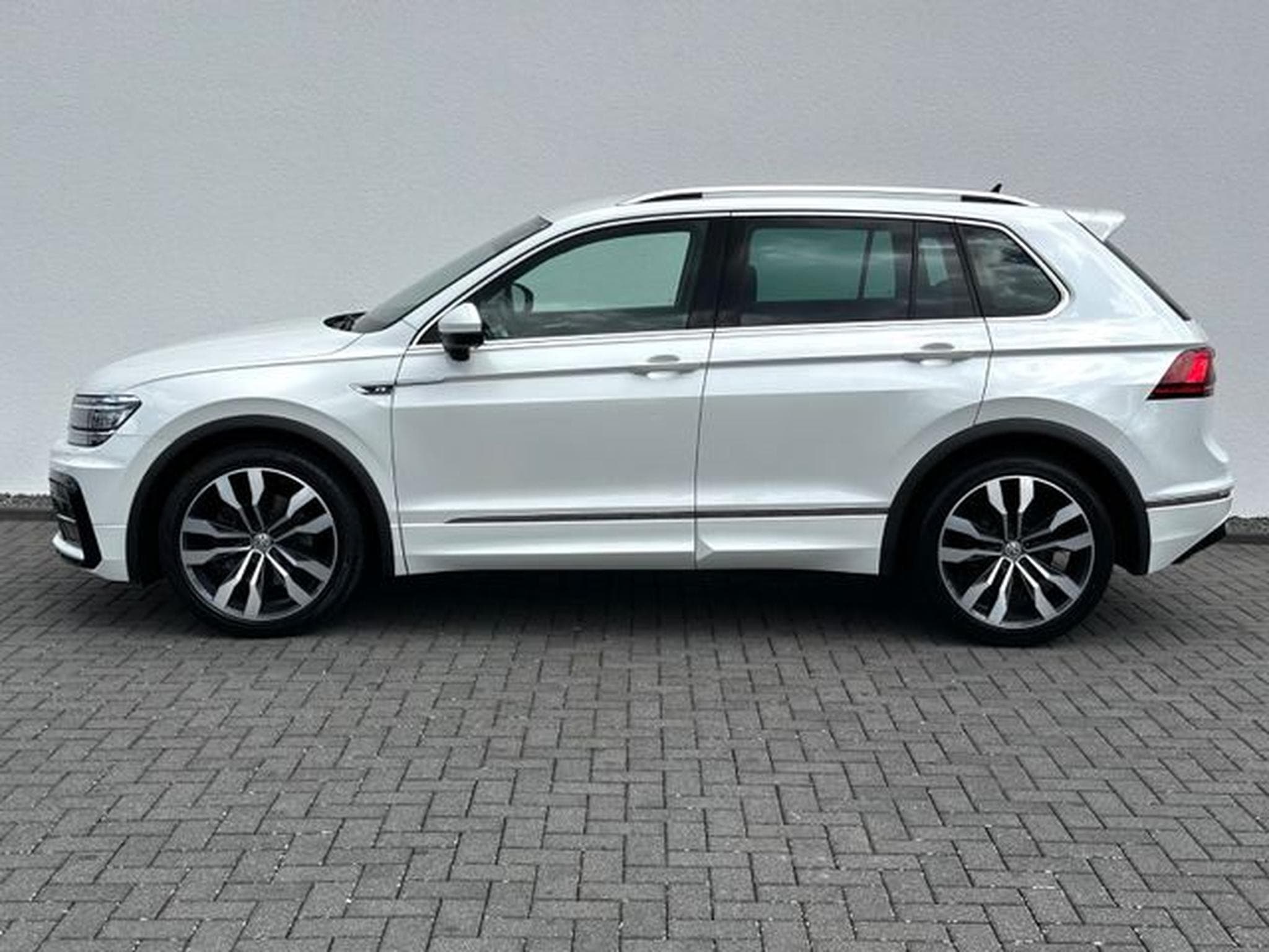 VW Tiguan Tiguan R line 2.0 TSI DSG 4Motion /LED/ACC/AHK/ (2018) - Photo 8