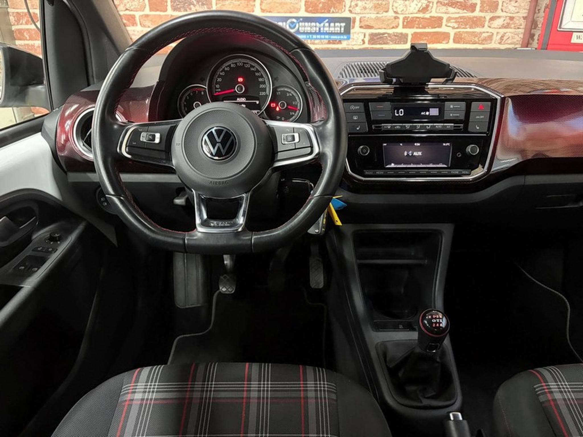 VW UP UP 1.0 TSi 116cv GTI SiègeCh/ClimaA/Cam/Park/ALU17 (2021) - Photo 4