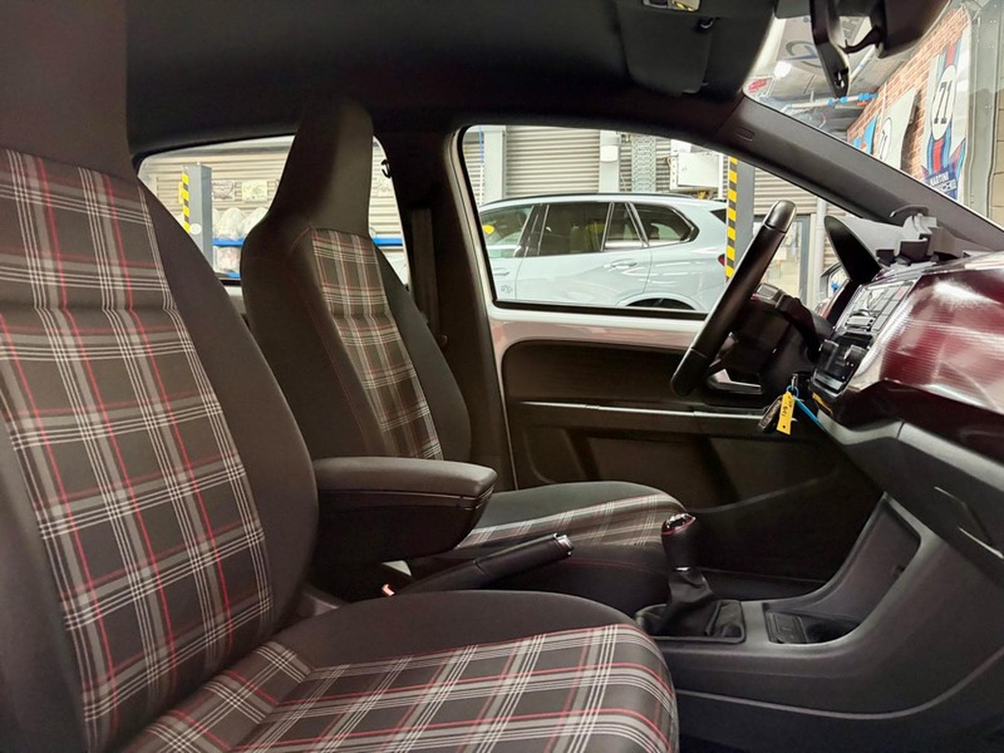 VW UP UP 1.0 TSi 116cv GTI SiègeCh/ClimaA/Cam/Park/ALU17 (2021) - Photo 8