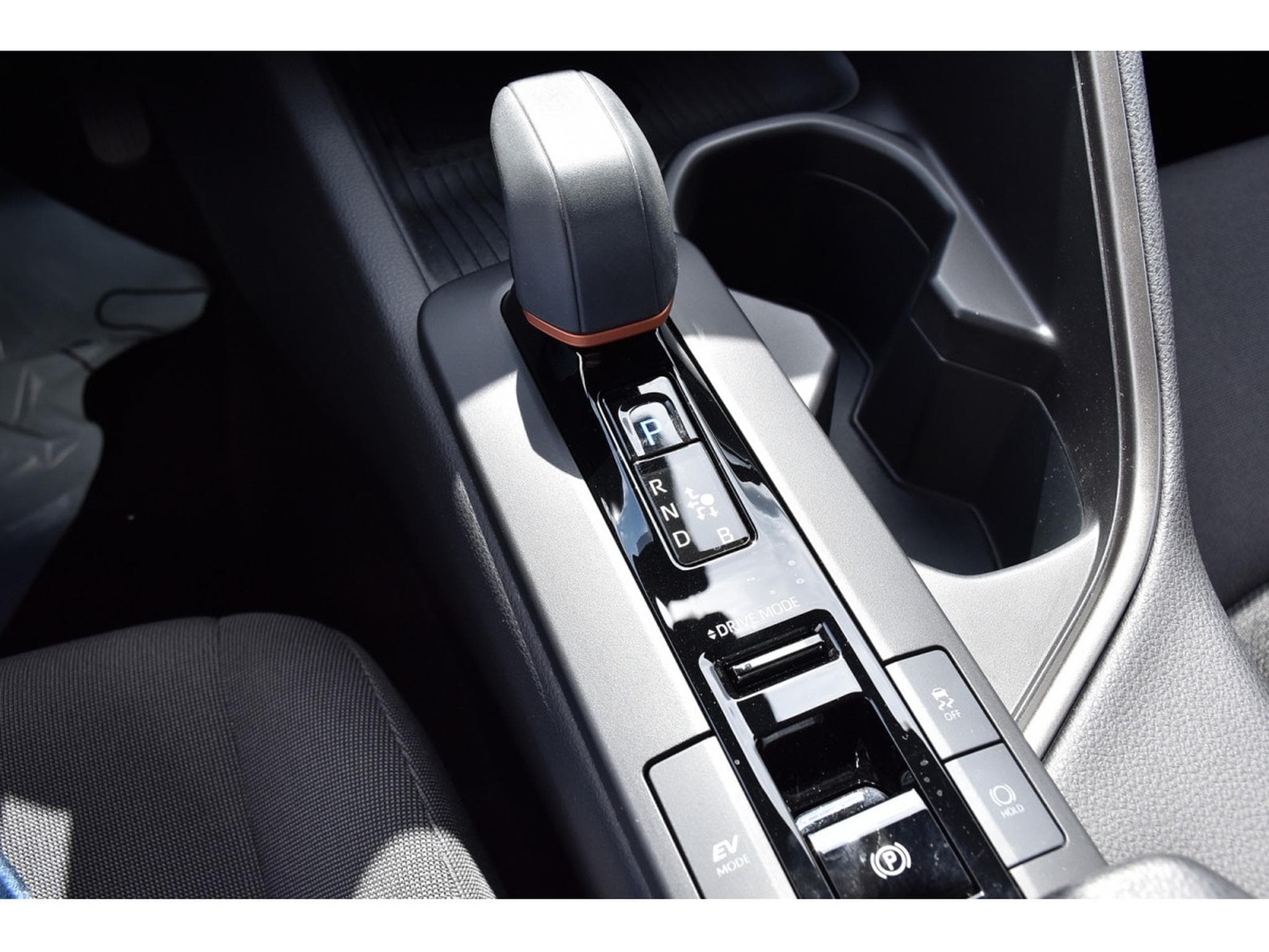 Toyota C-HR 1.8i VVT-i Hybrid Dynamic Plus ACC LANE SIDE GPS CAM 1° MAIN (2025) - Foto 17