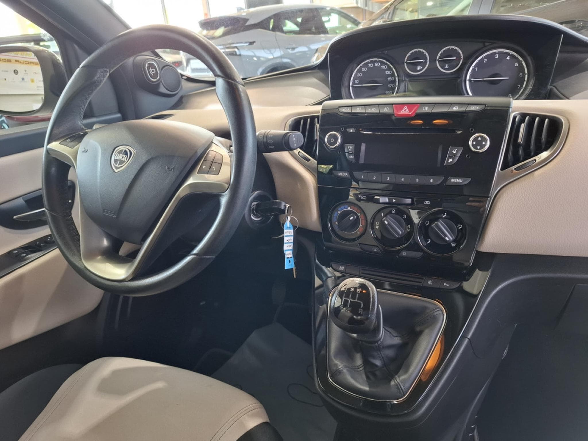 Lancia Ypsilon 1.2 1HAND, BLUETOOTH, PDC AV+ARR., (2015) - Foto 10