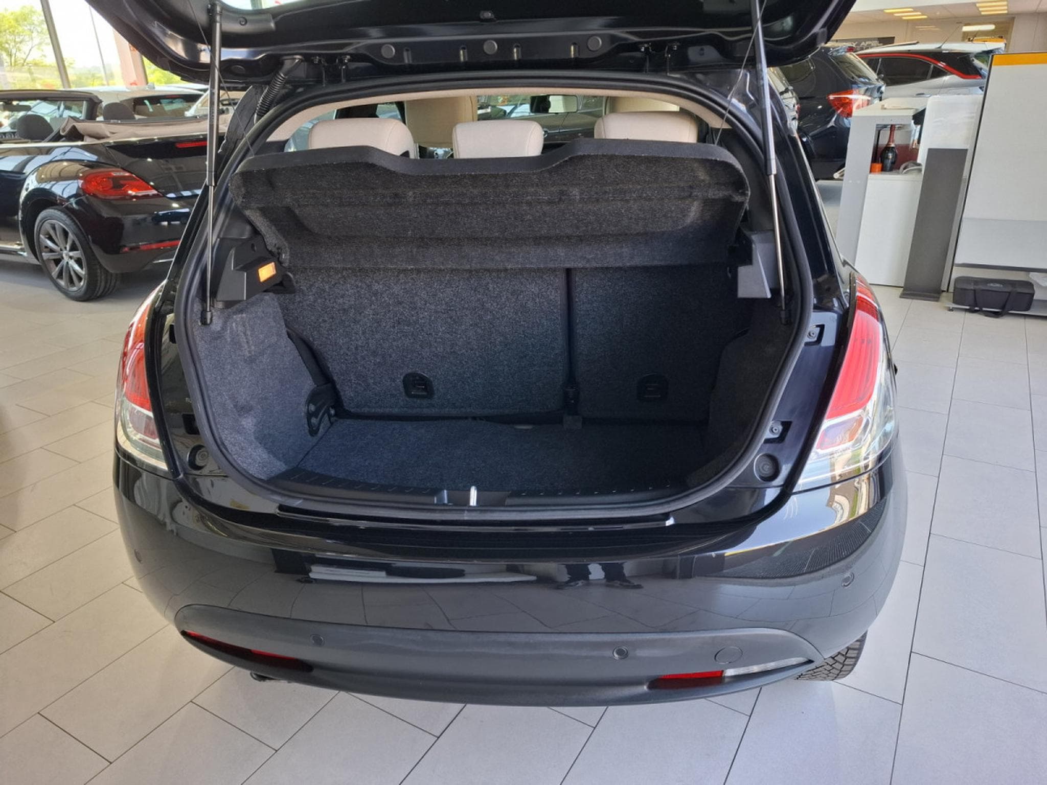 Lancia Ypsilon 1.2 1HAND, BLUETOOTH, PDC AV+ARR., (2015) - Foto 14