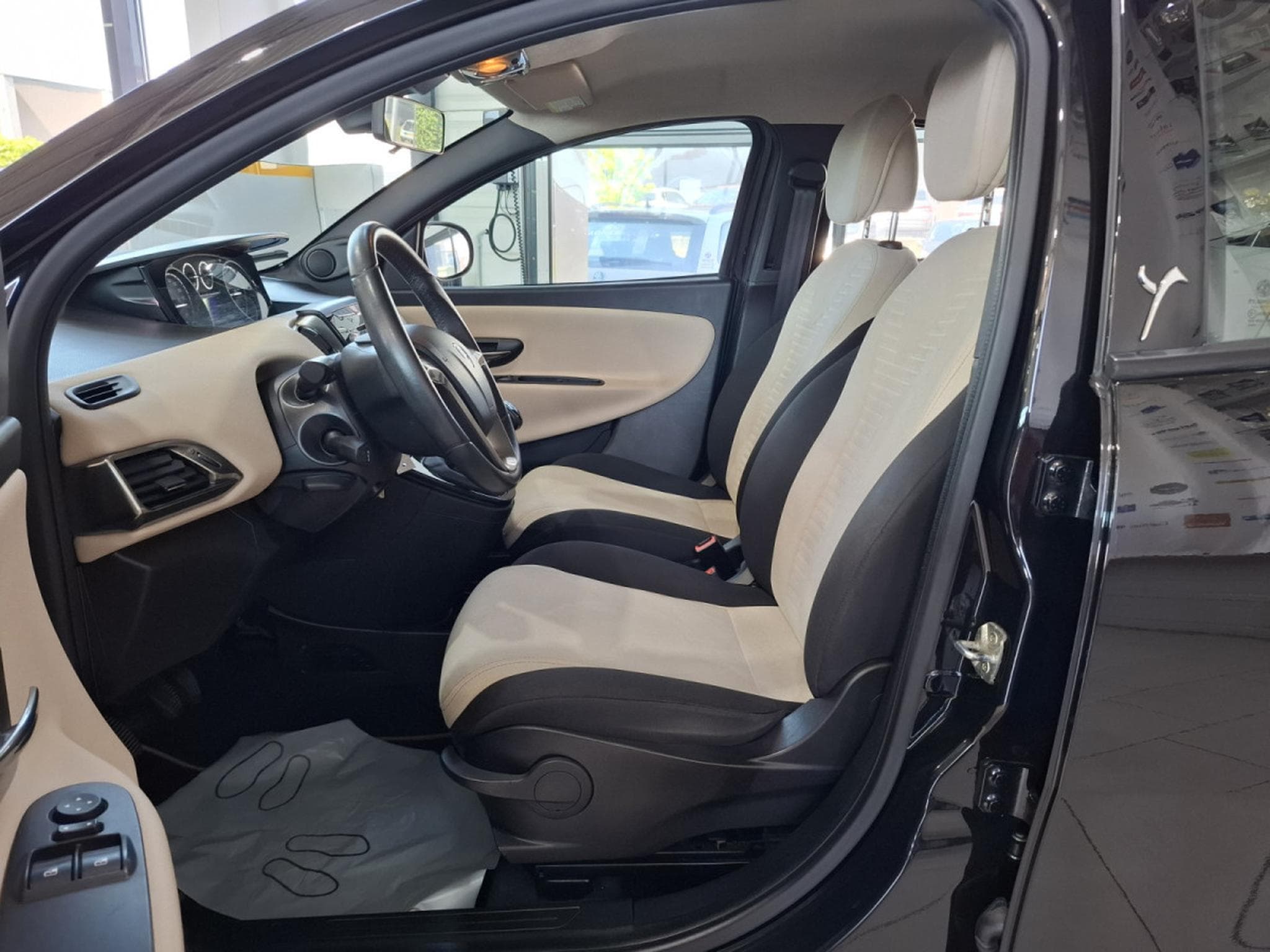 Lancia Ypsilon 1.2 1HAND, BLUETOOTH, PDC AV+ARR., (2015) - Foto 5