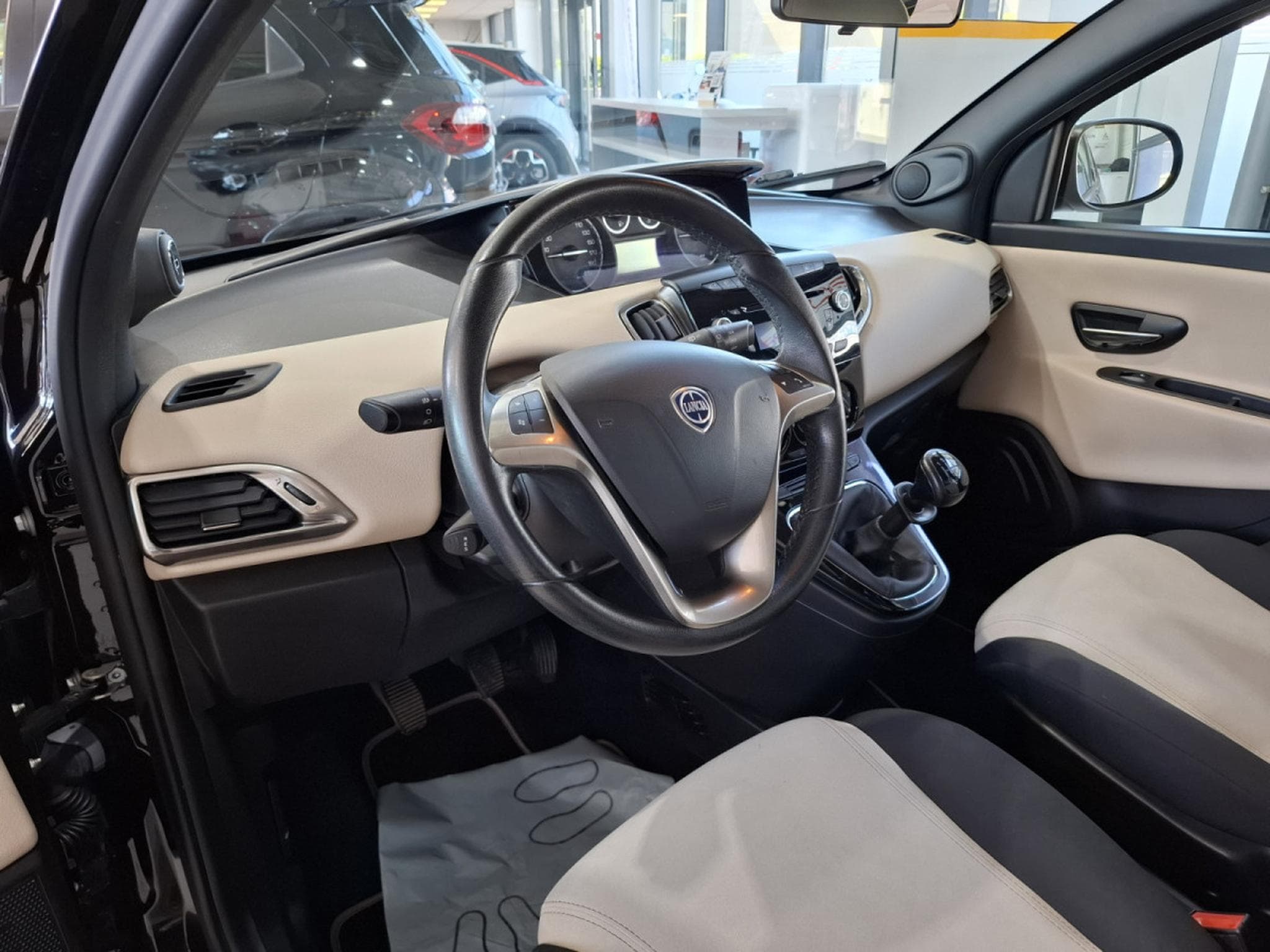 Lancia Ypsilon 1.2 1HAND, BLUETOOTH, PDC AV+ARR., (2015) - Foto 6