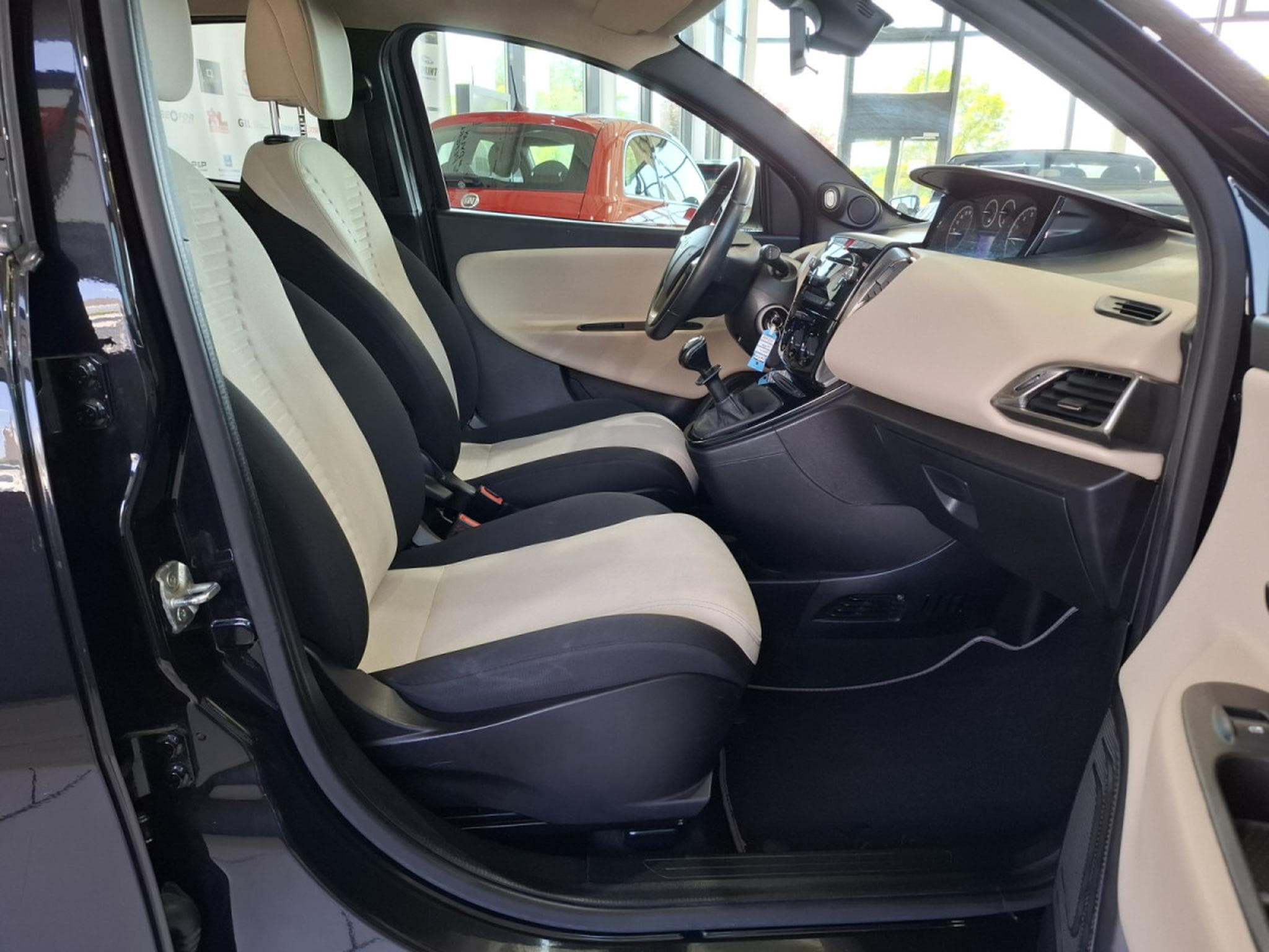 Lancia Ypsilon 1.2 1HAND, BLUETOOTH, PDC AV+ARR., (2015) - Foto 8