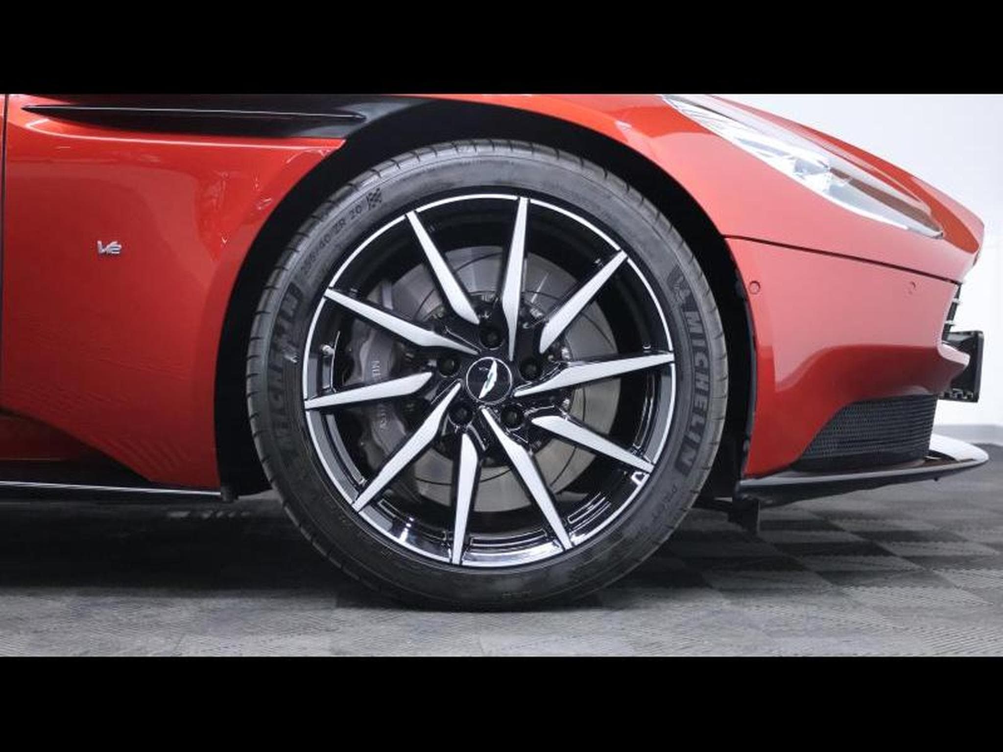 Aston-Martin DB11 V12 608cv Launch Edition (2016) - Photo 10