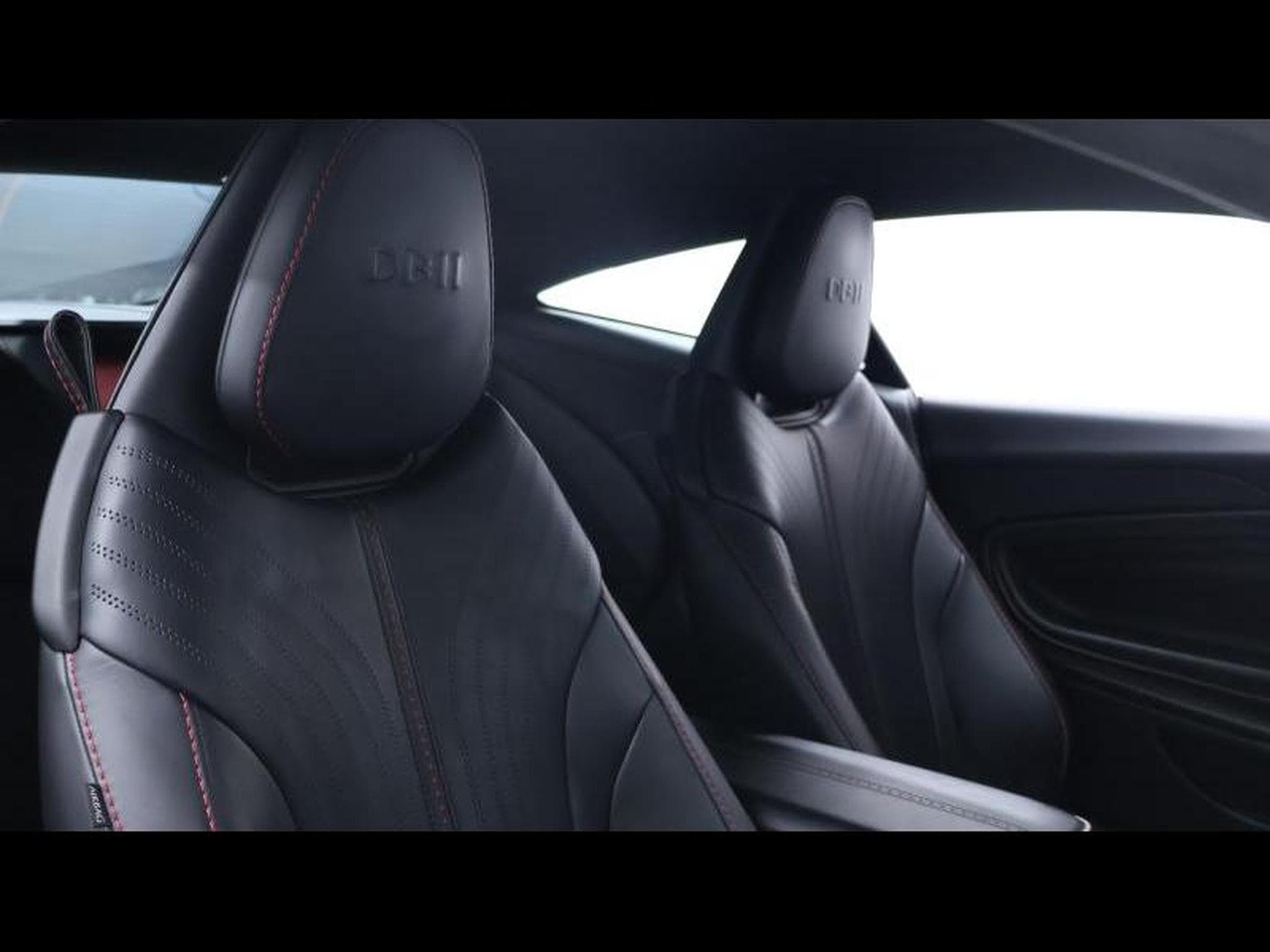 Aston-Martin DB11 V12 608cv Launch Edition (2016) - Photo 12