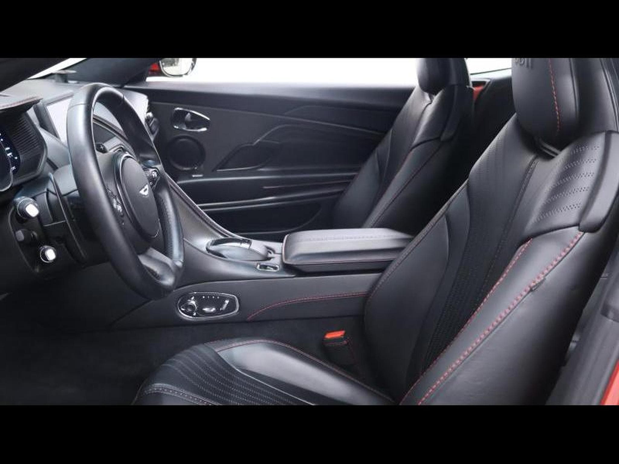Aston-Martin DB11 V12 608cv Launch Edition (2016) - Photo 15
