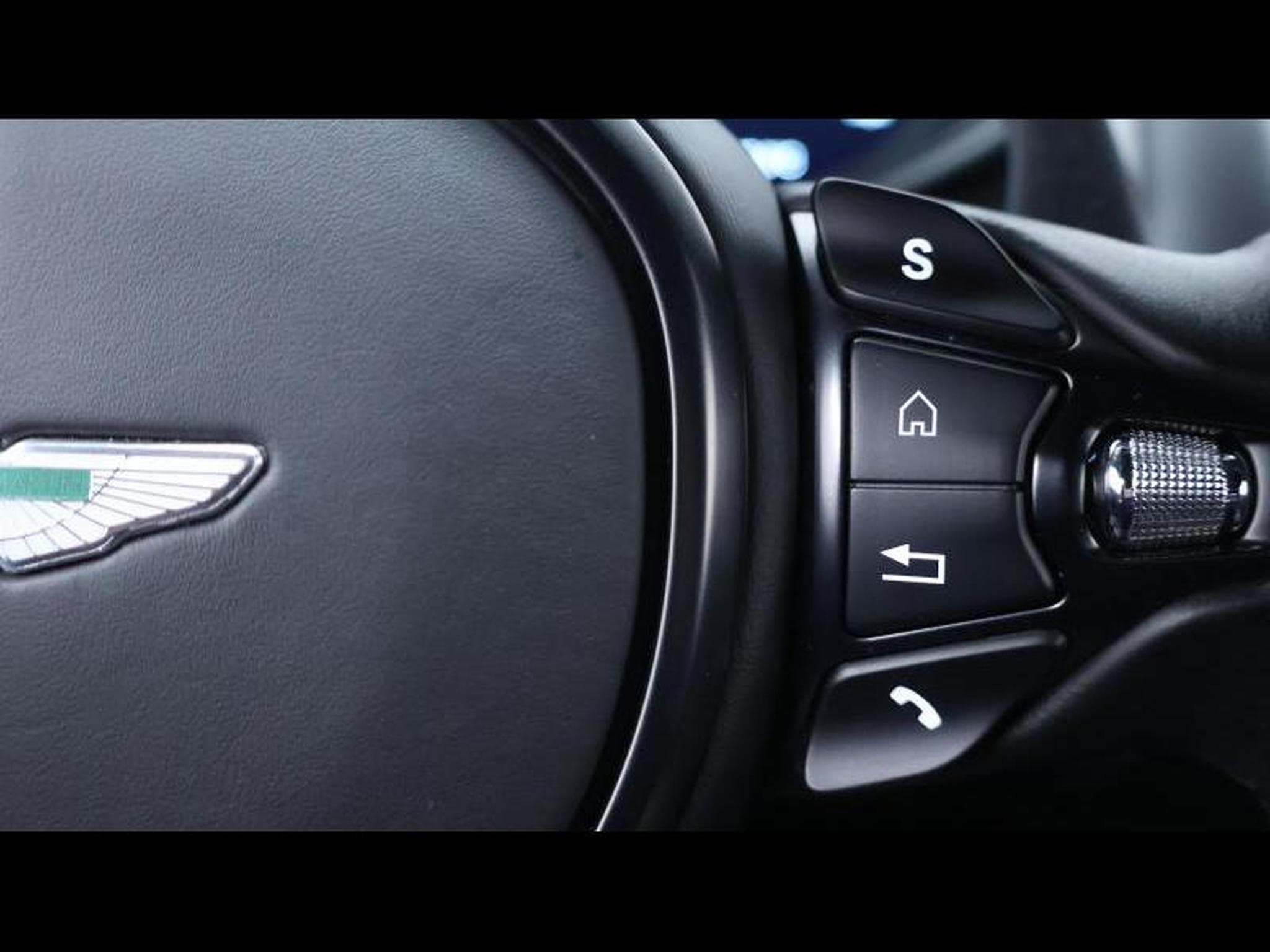 Aston-Martin DB11 V12 608cv Launch Edition (2016) - Photo 20
