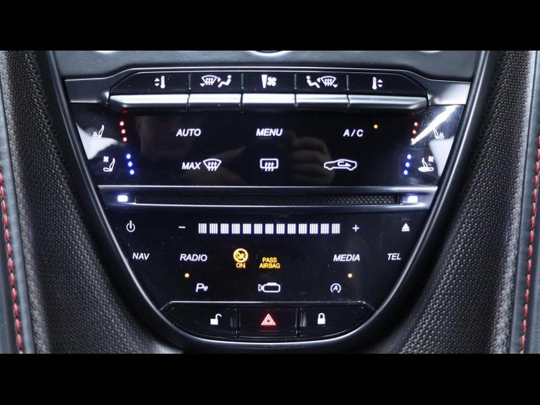 Aston-Martin DB11 V12 608cv Launch Edition (2016) - Photo 23