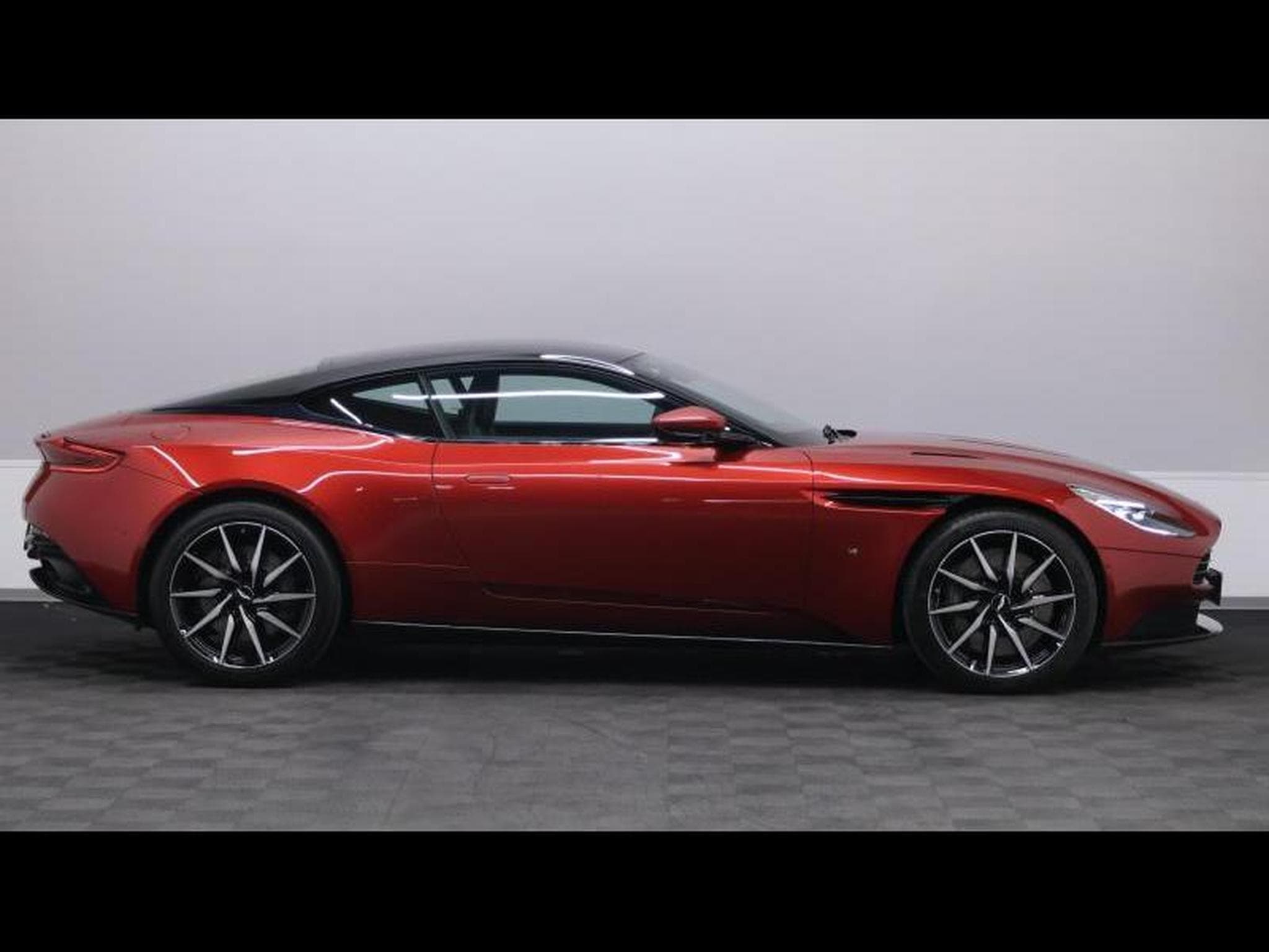 Aston-Martin DB11 V12 608cv Launch Edition (2016) - Photo 4