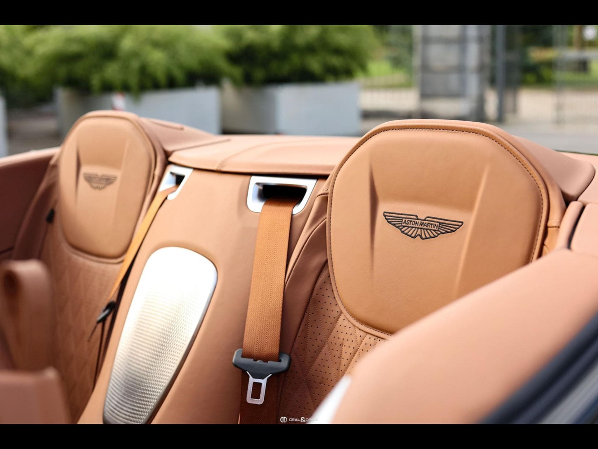Aston-Martin DB12 VOLANTE 4.0 V8 680 CH - SPIRIT SILVER METALLIC - FULL PPF (2024) - Foto 17